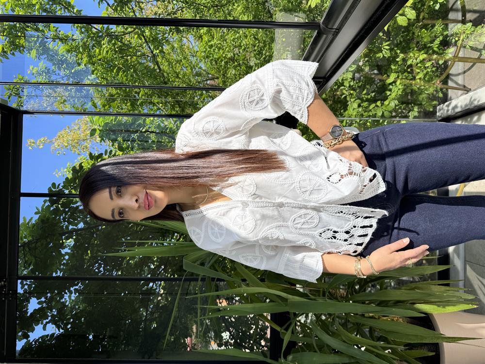 V Yaka Nakışlı Gömlek Beyaz