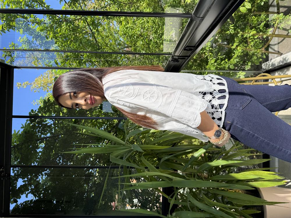 V Yaka Nakışlı Gömlek Beyaz