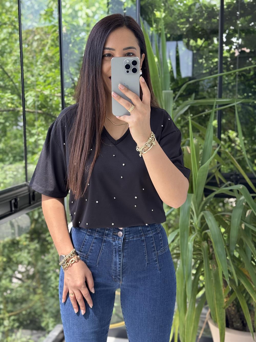 V Yaka Taş Detaylı Tişört Siyah