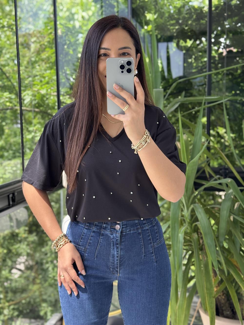 V Yaka Taş Detaylı Tişört Siyah