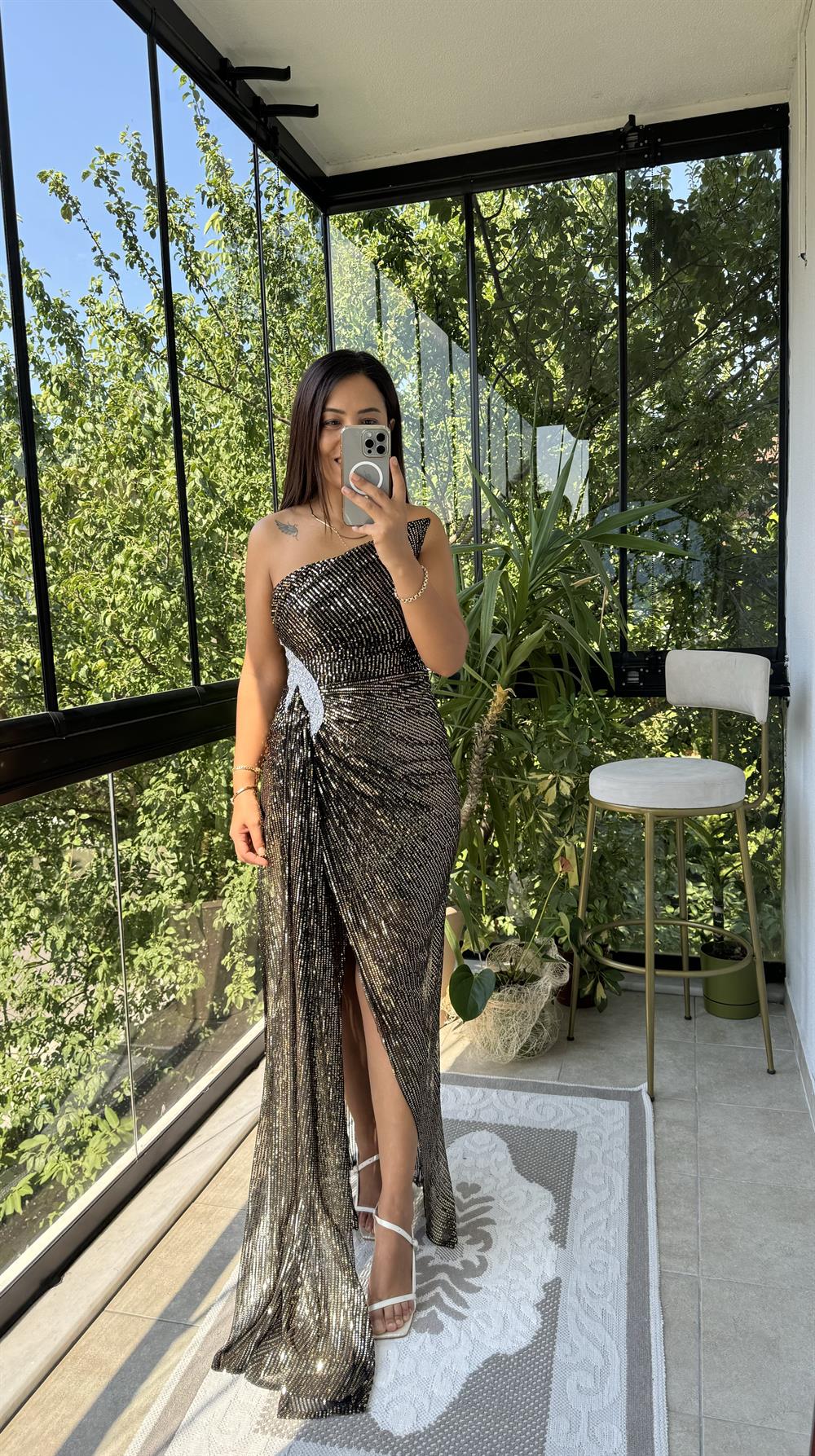 Yaka Detaylı Pullu Abiye Siyah