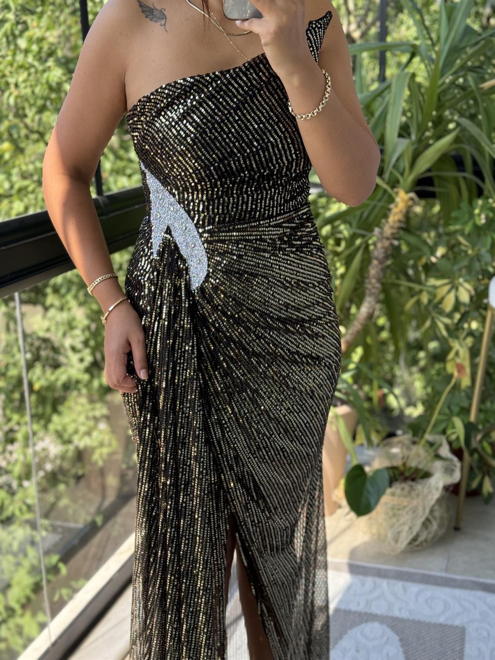 Yaka Detaylı Pullu Abiye Siyah