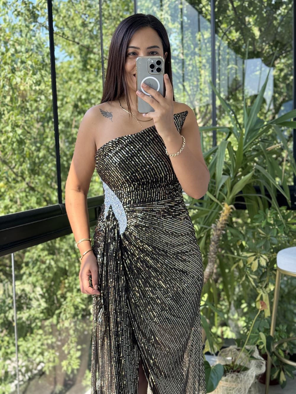 Yaka Detaylı Pullu Abiye Siyah