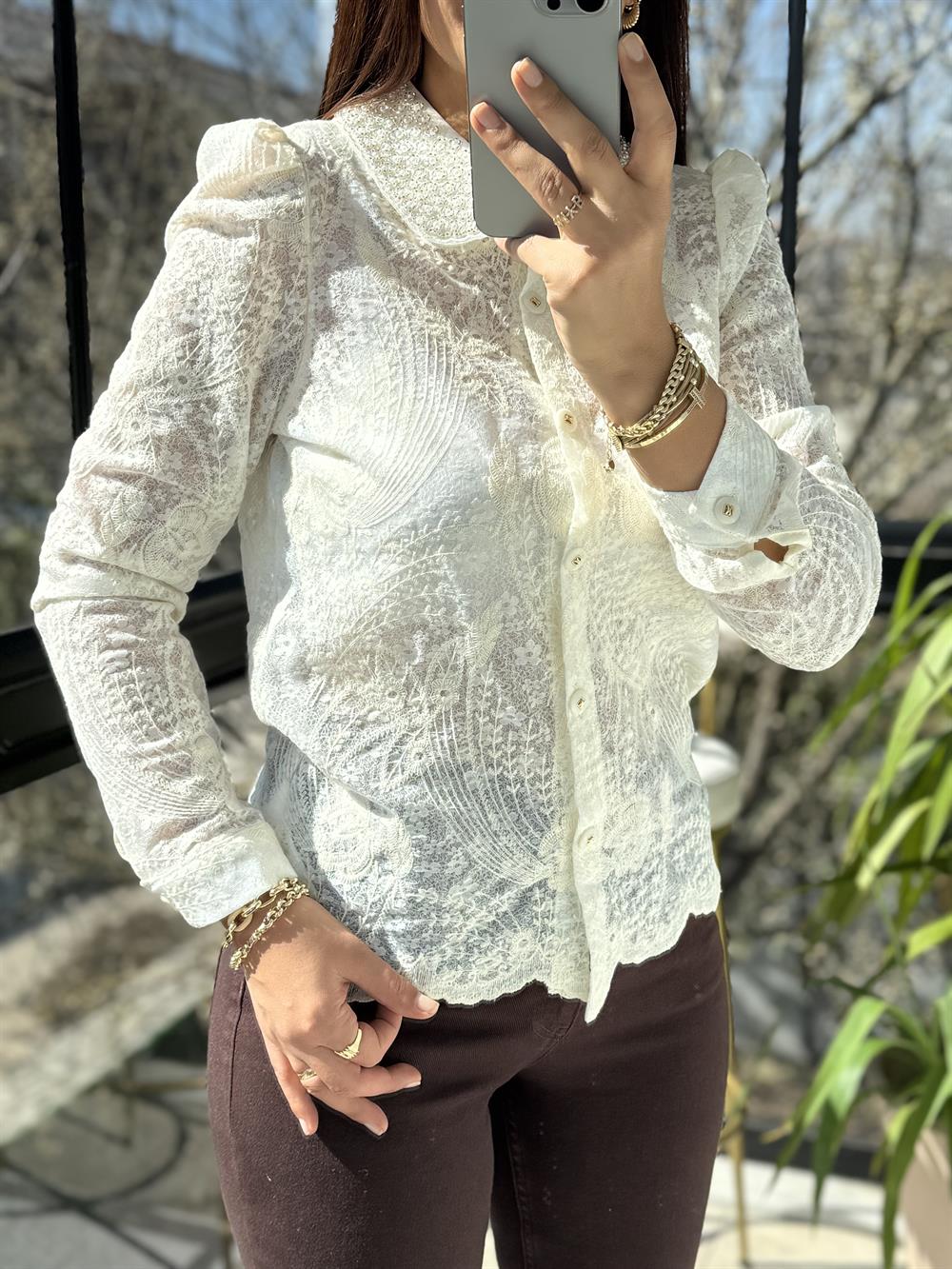 Yakası Full İnicli Güpürlü Gömlek Ekru