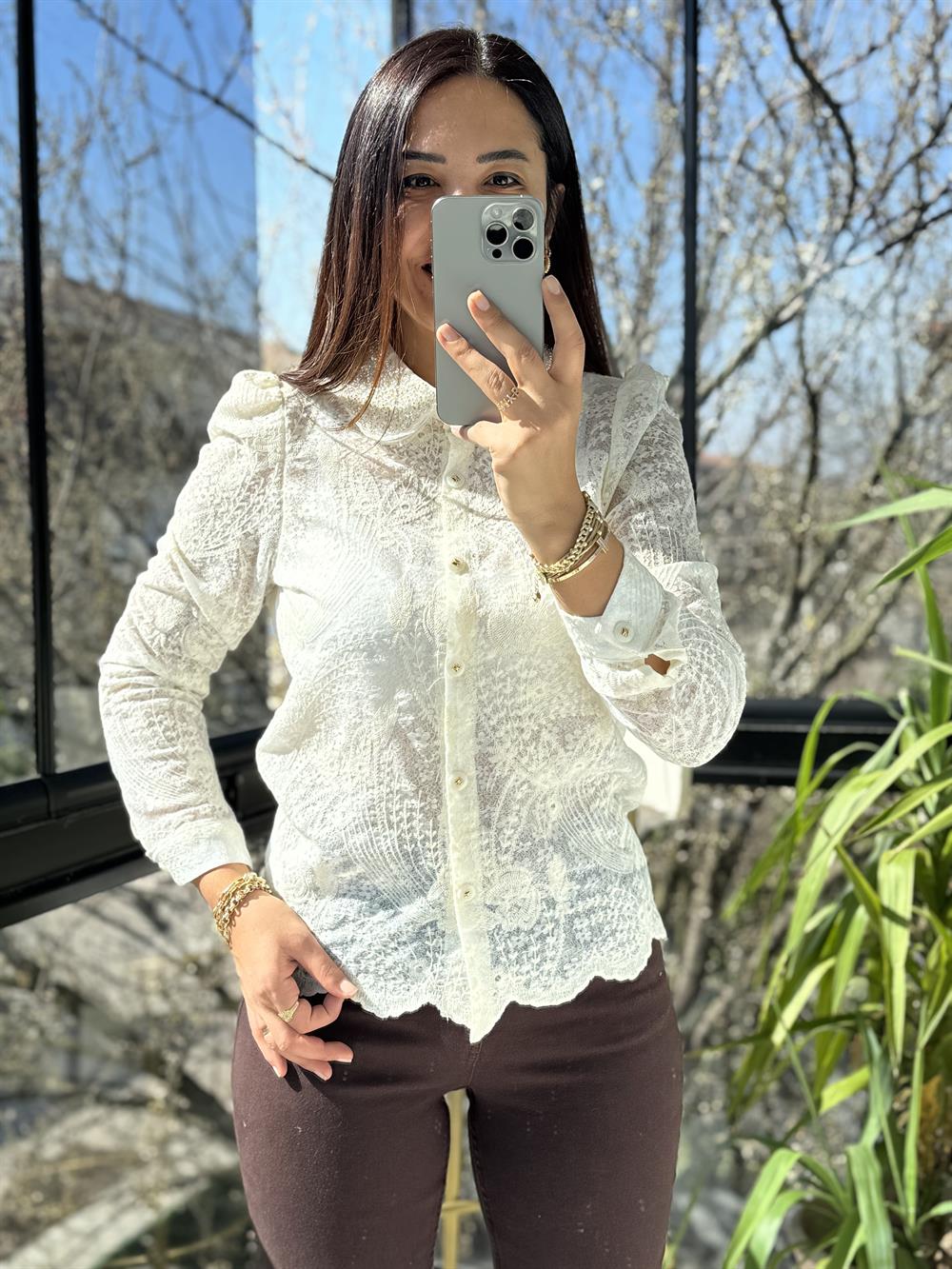 Yakası Full İnicli Güpürlü Gömlek Ekru