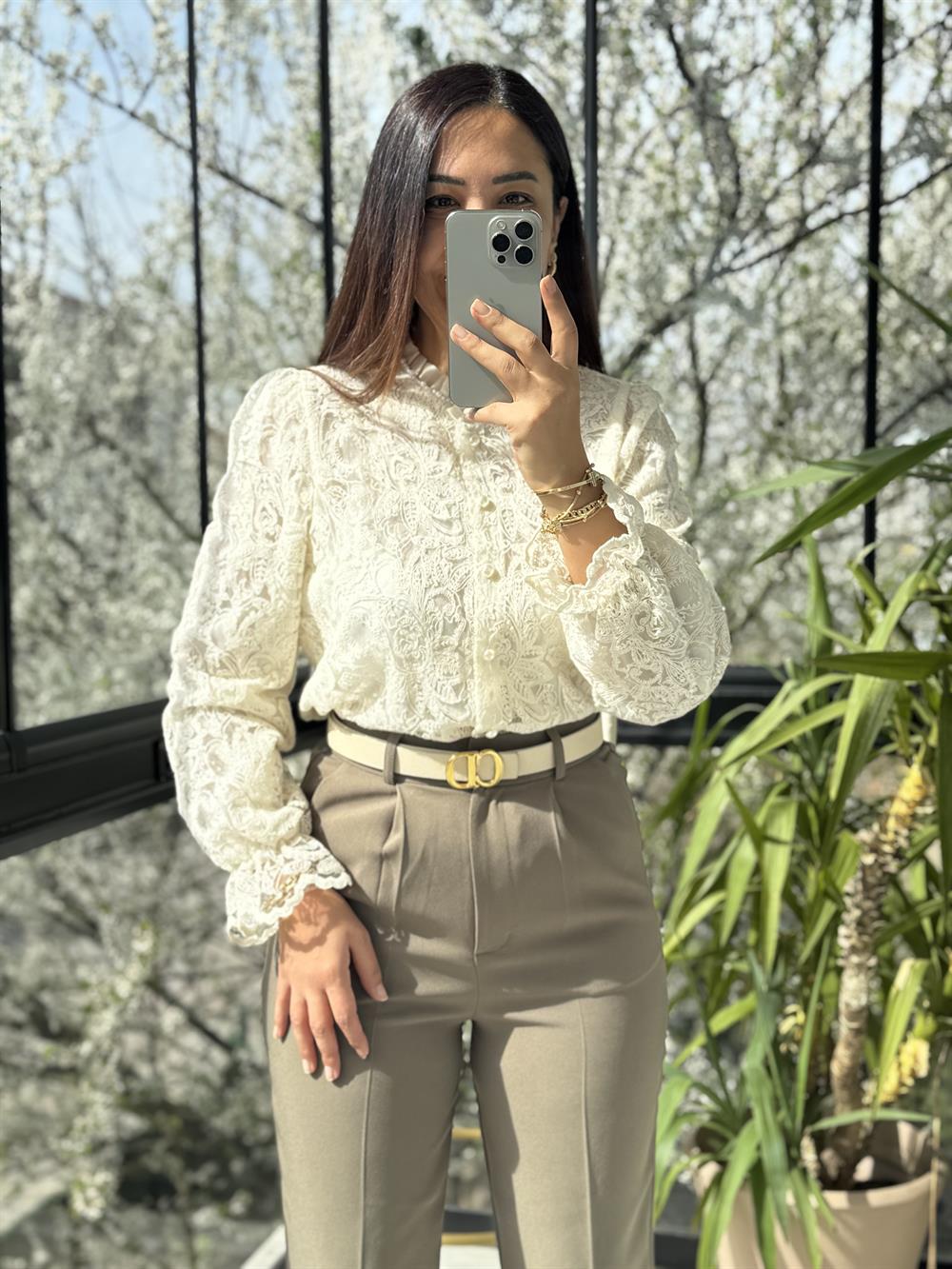 Yakası Sıra İncili Güpürlü Gömlek Ekru