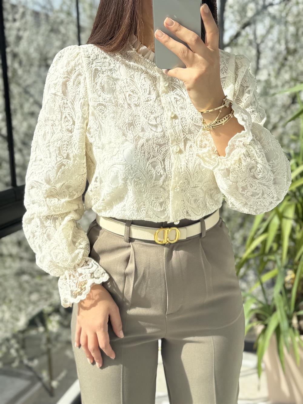 Yakası Sıra İncili Güpürlü Gömlek Ekru