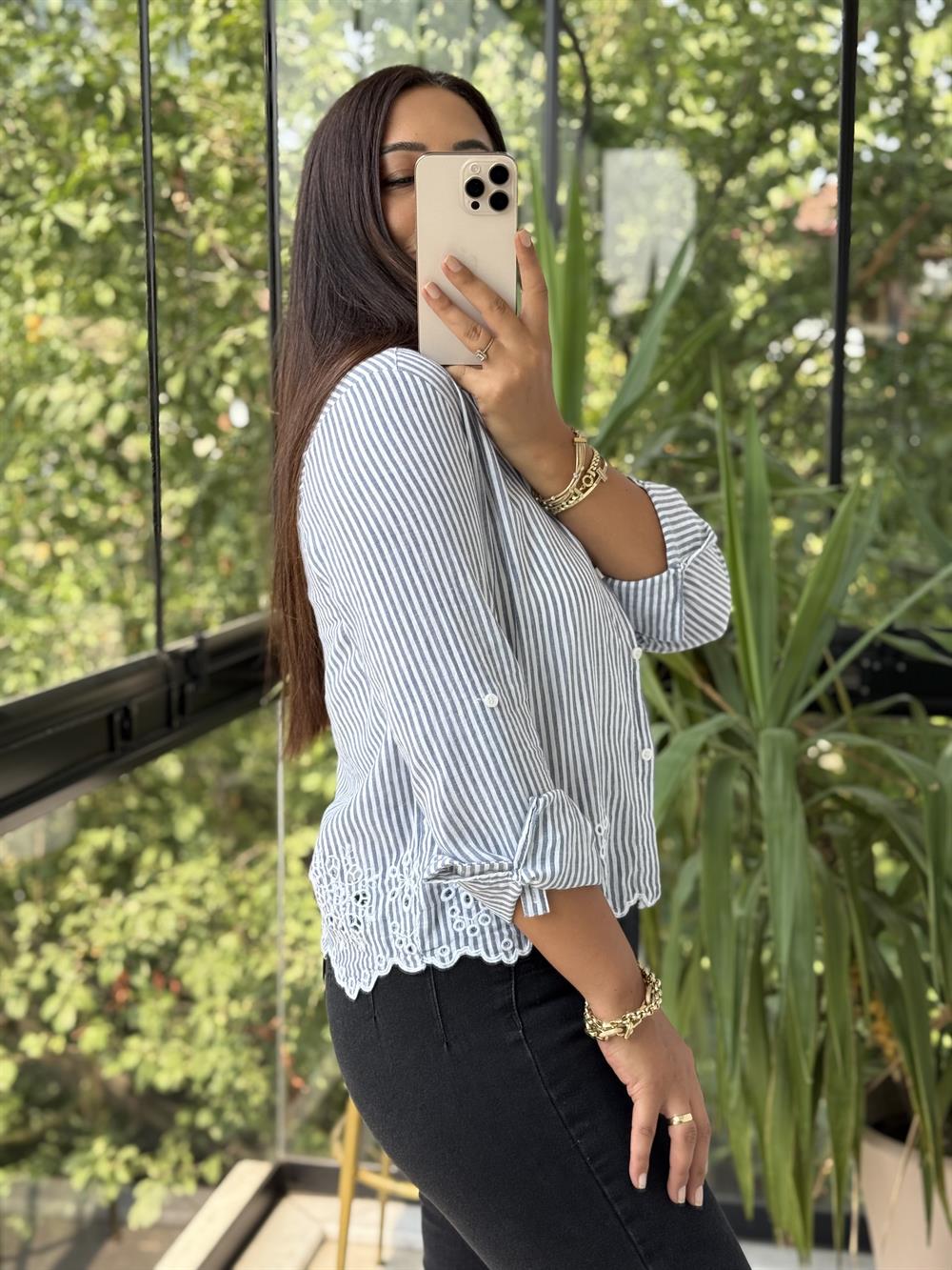 Yakası ve Altı Nakışlı Çizgili Pamuklu Gömlek Gri