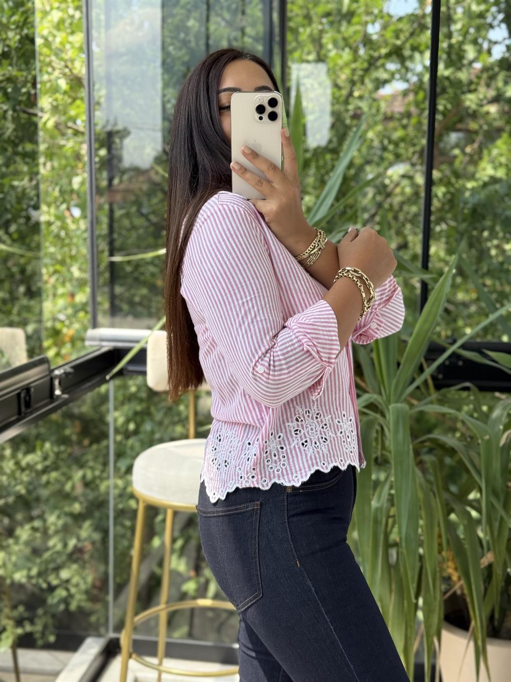 Yakası ve Altı Nakışlı Çizgili Pamuklu Gömlek Pembe