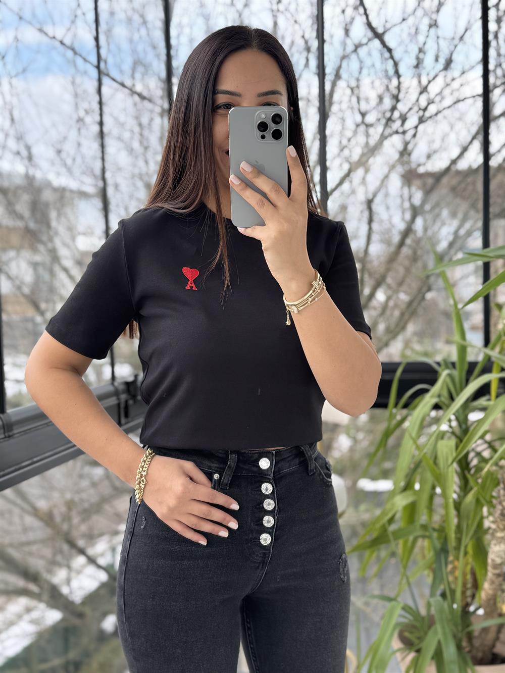 Yanı Kalp Nakışlı Tişört Siyah