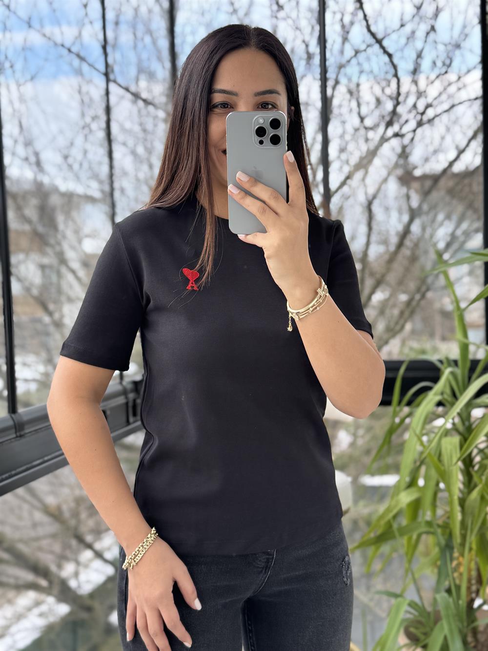 Yanı Kalp Nakışlı Tişört Siyah