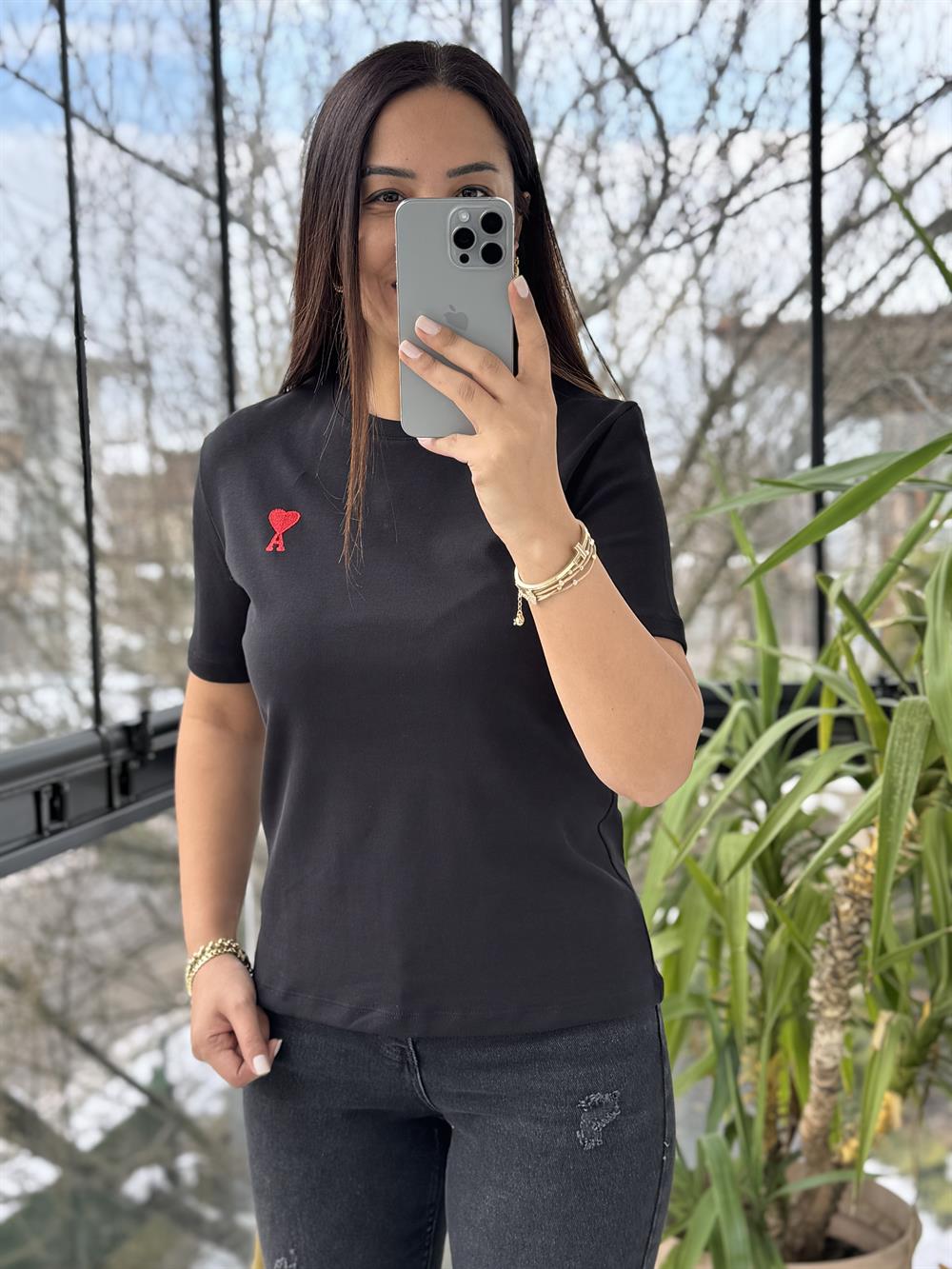 Yanı Kalp Nakışlı Tişört Siyah