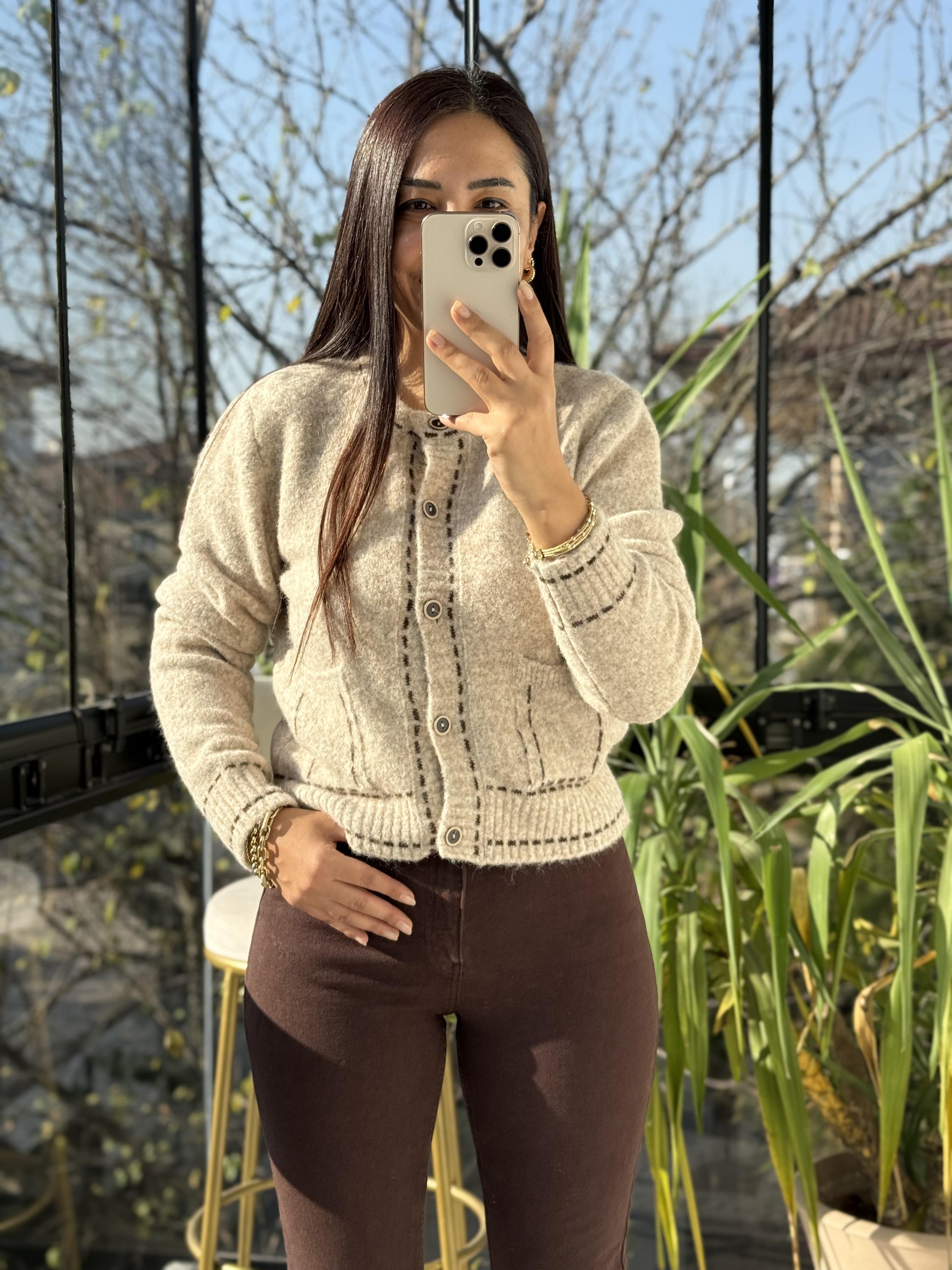 Önü Cep Detaylı Kısa Hırka Bej