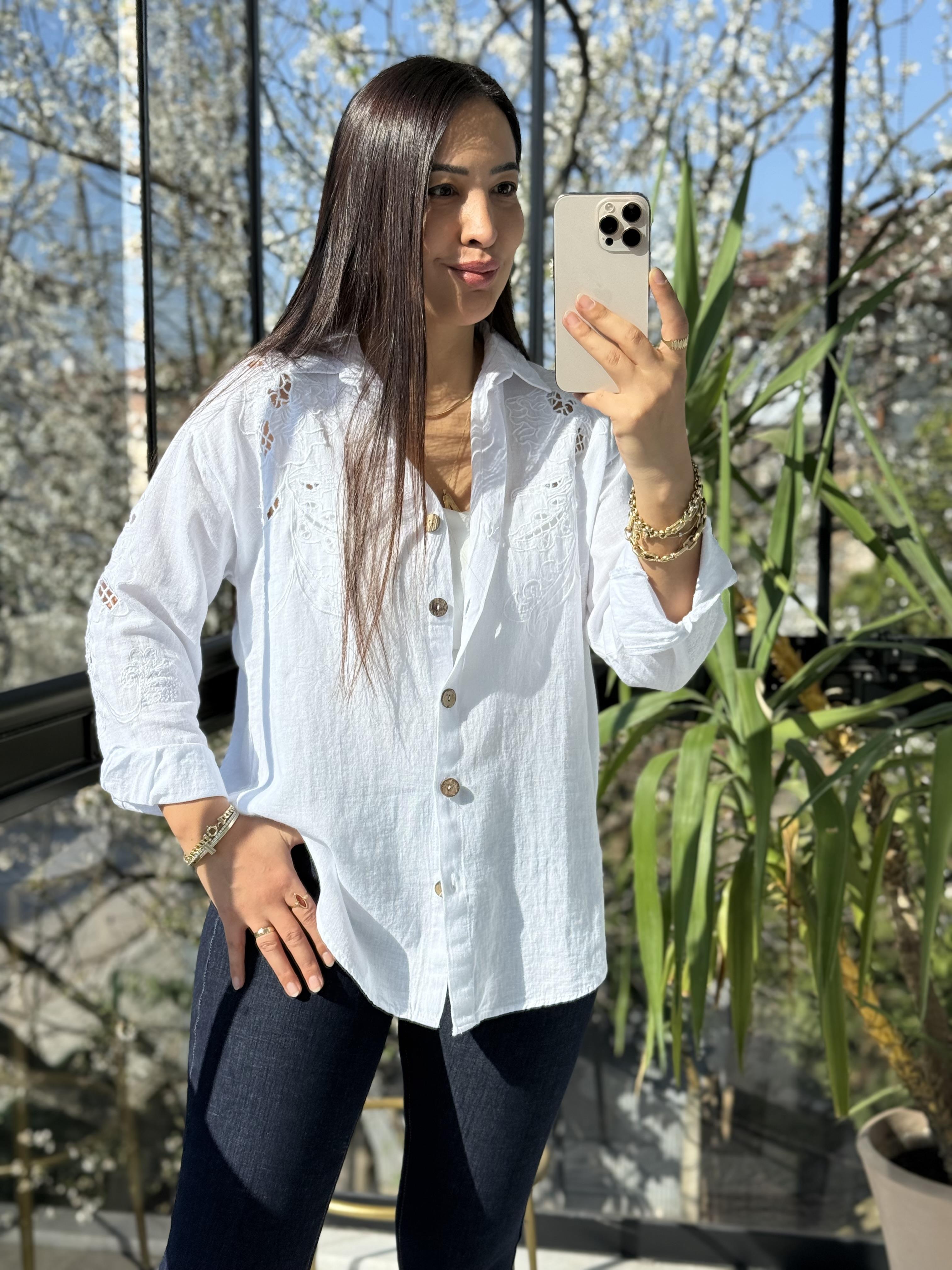 Omuzları ve Arkası Nakışlı Pamuklu Gömlek Beyaz