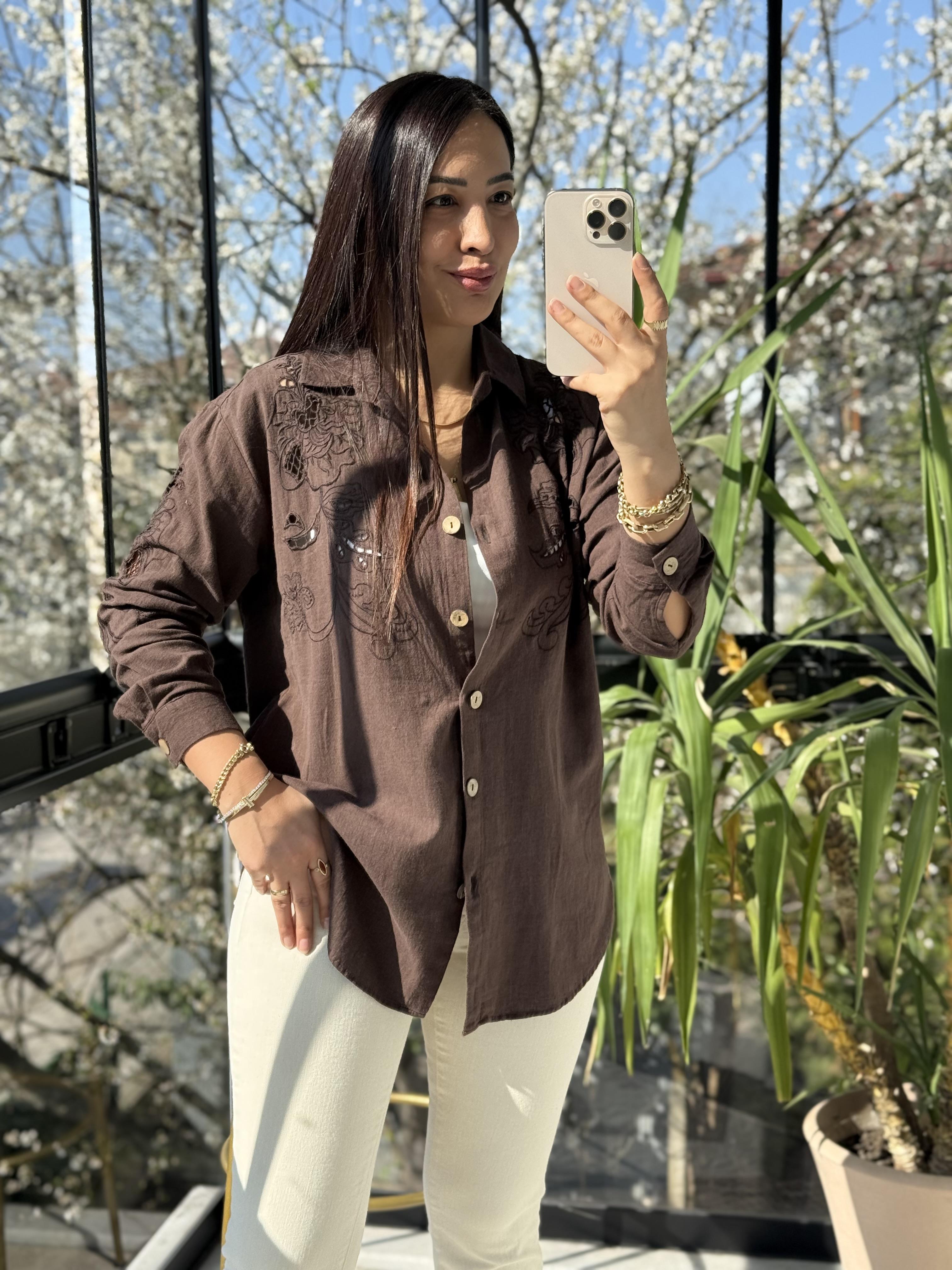 Omuzları ve Arkası Nakışlı Pamuklu Gömlek Kahve