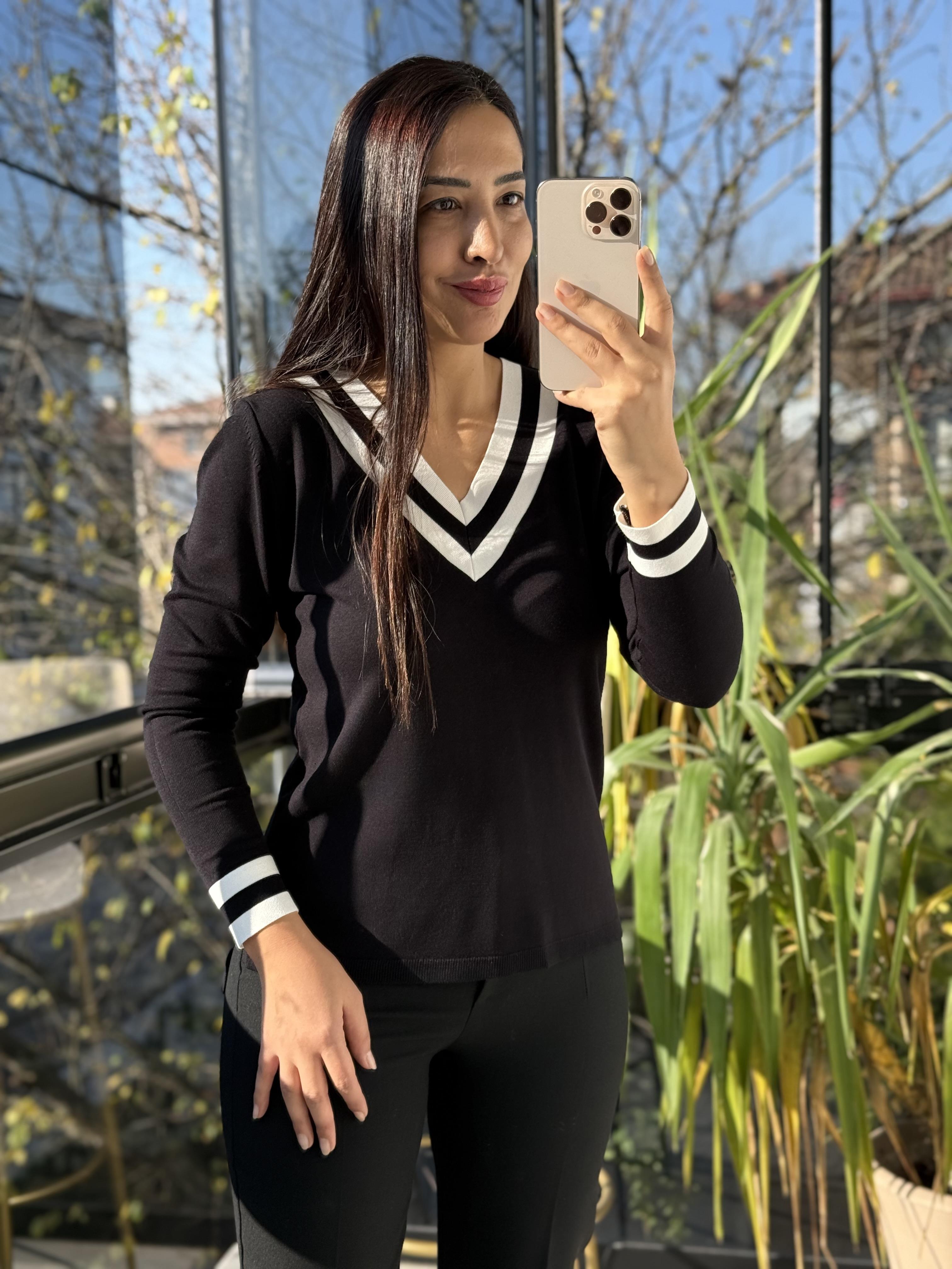 V Yaka Çizgili Merserize Triko Siyah