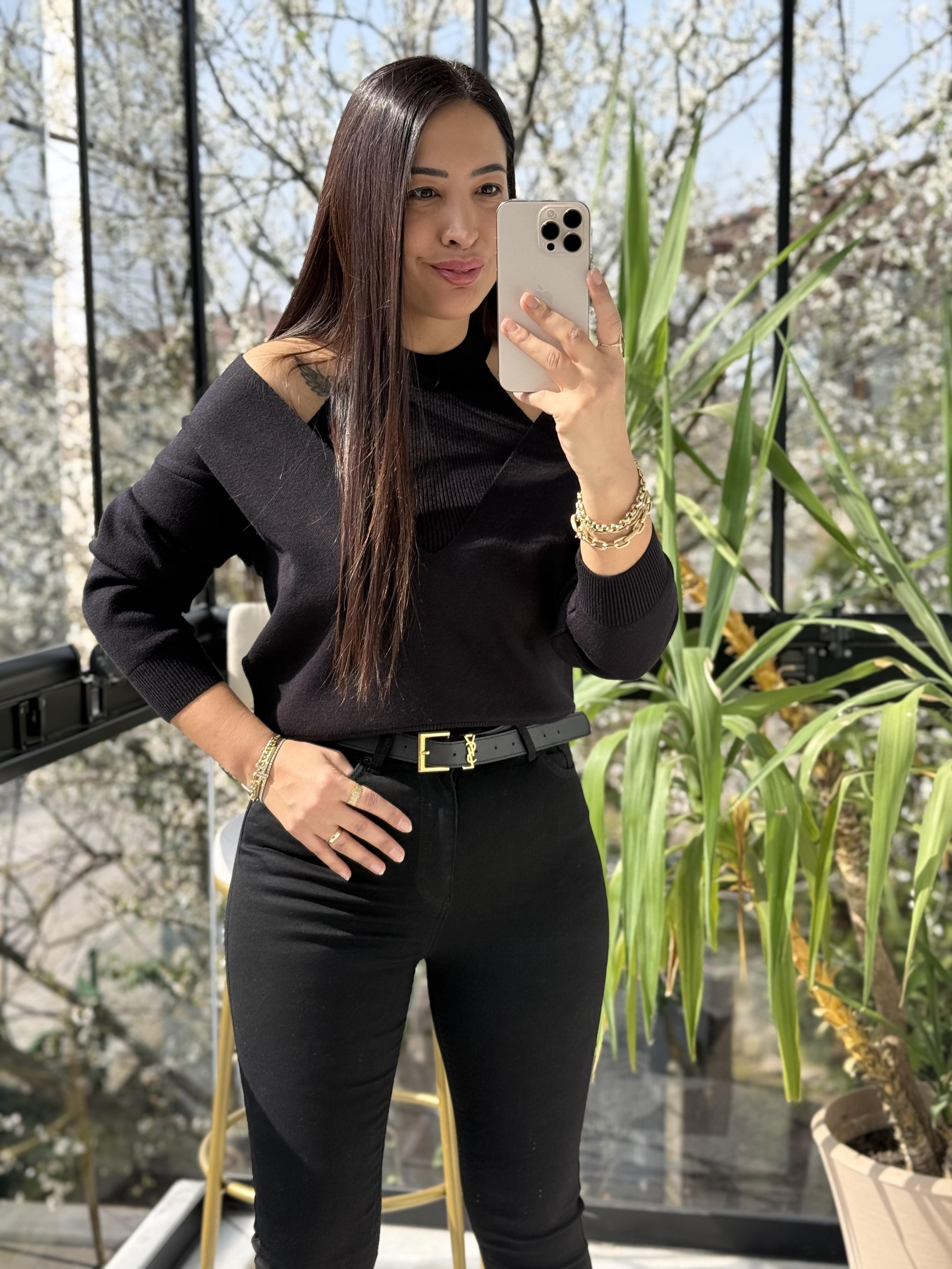 V Detay Atletli Triko Siyah