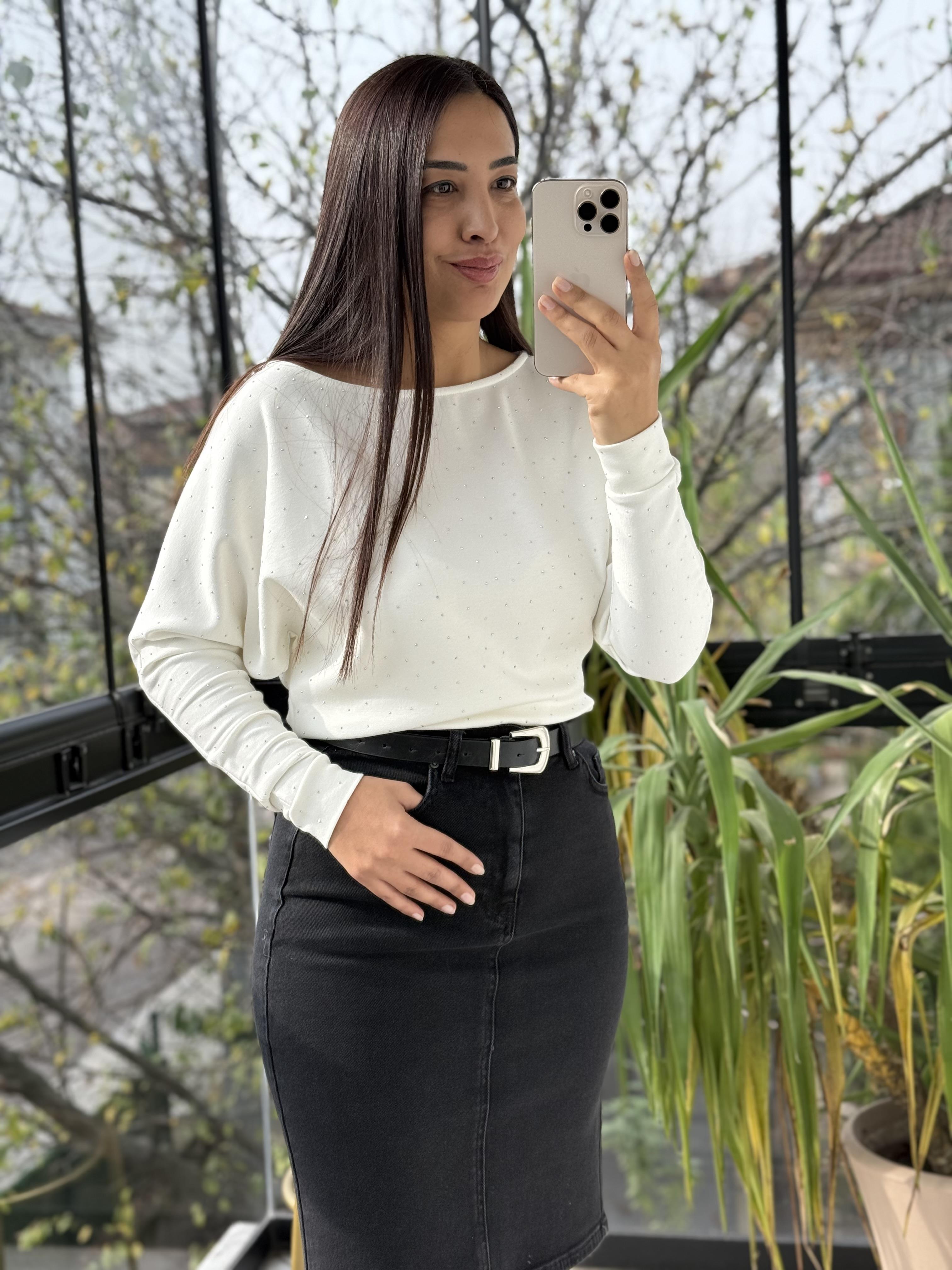 Full Taşlı Kayık Yaka Bluz Ekru