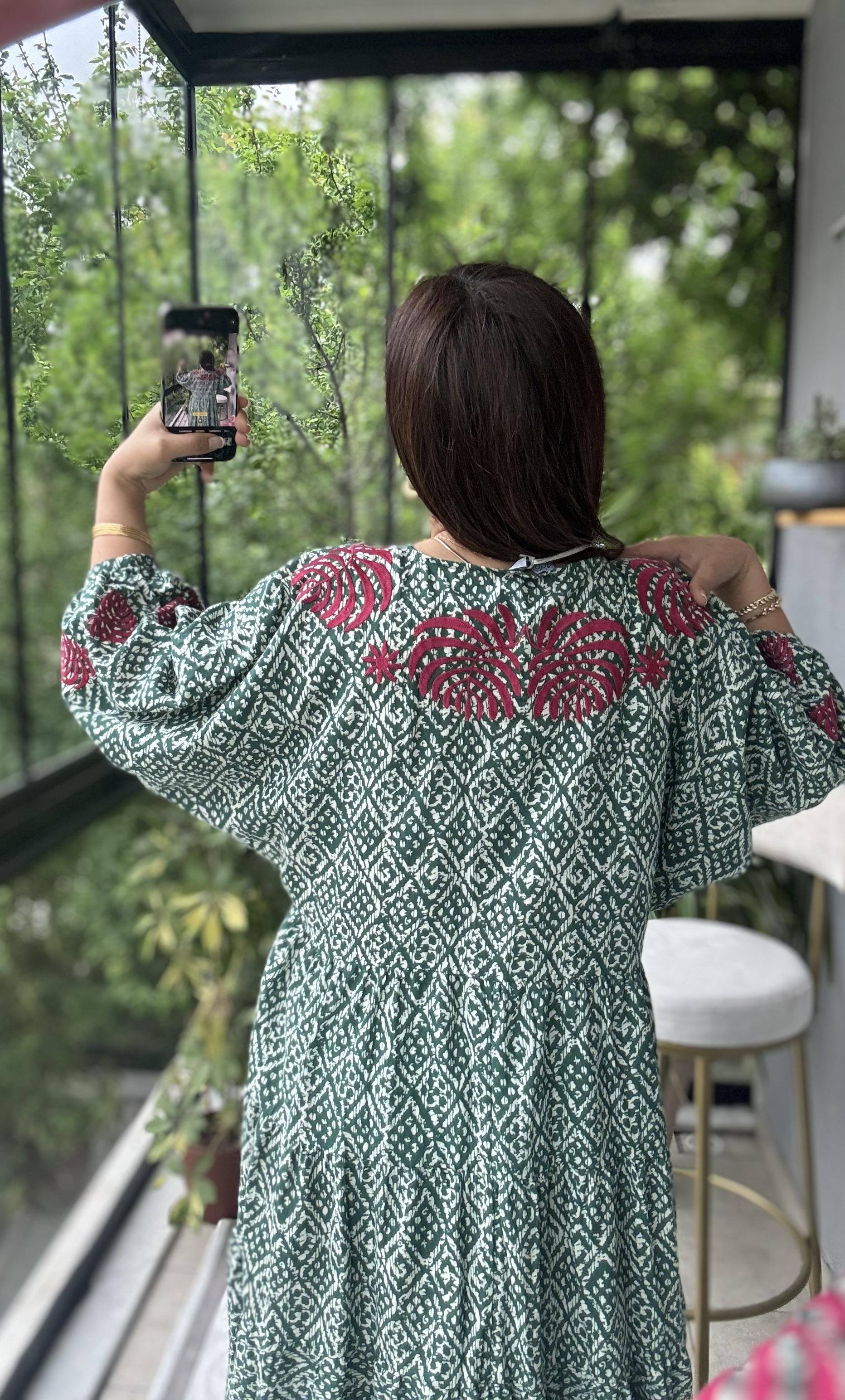 Arkası Ve kolu Nakışlı Elbise Yeşil