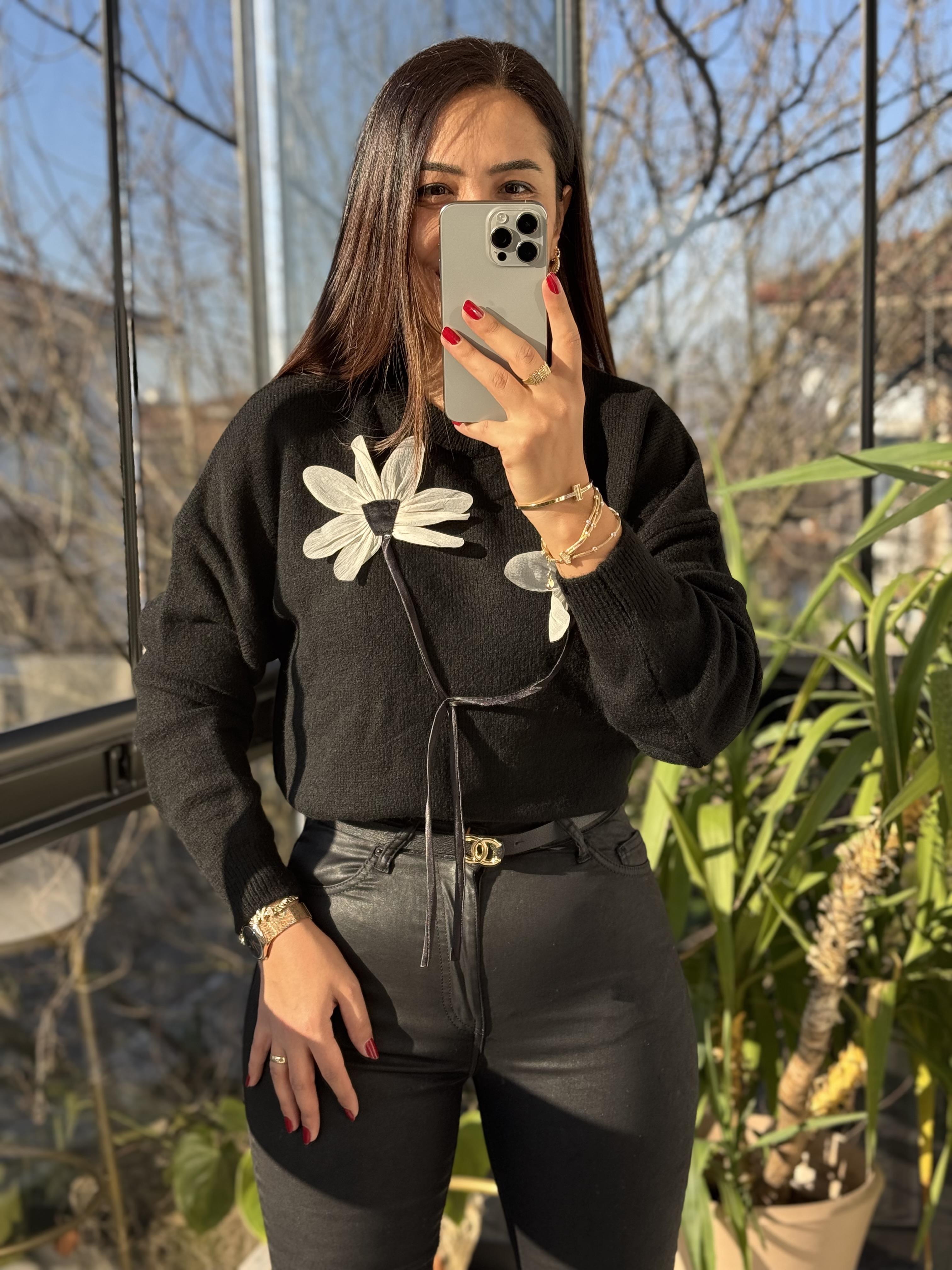 Çiçek Bağlamalı Kazak Siyah