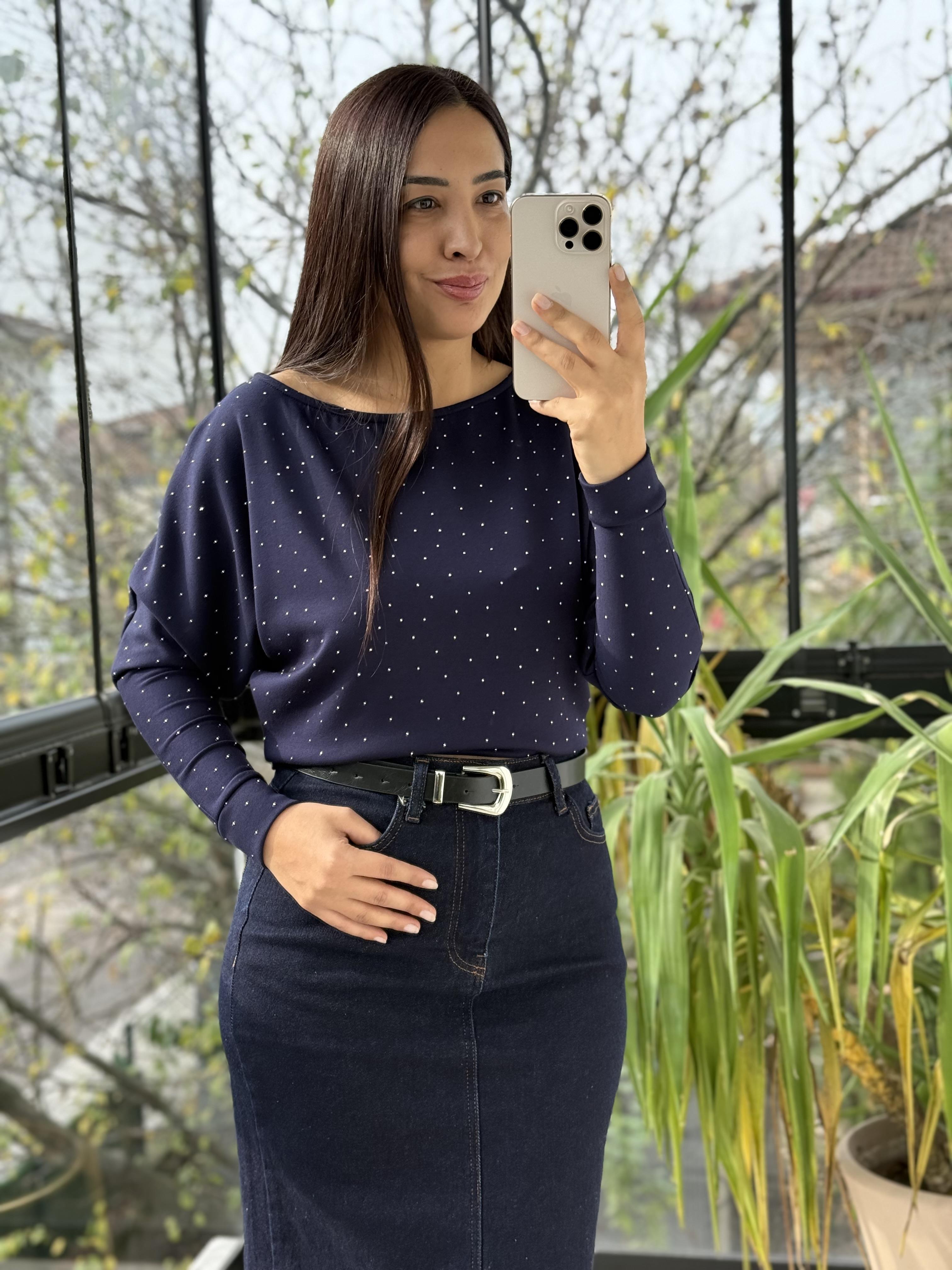 Full Taşlı Kayık Yaka Bluz Lacivert