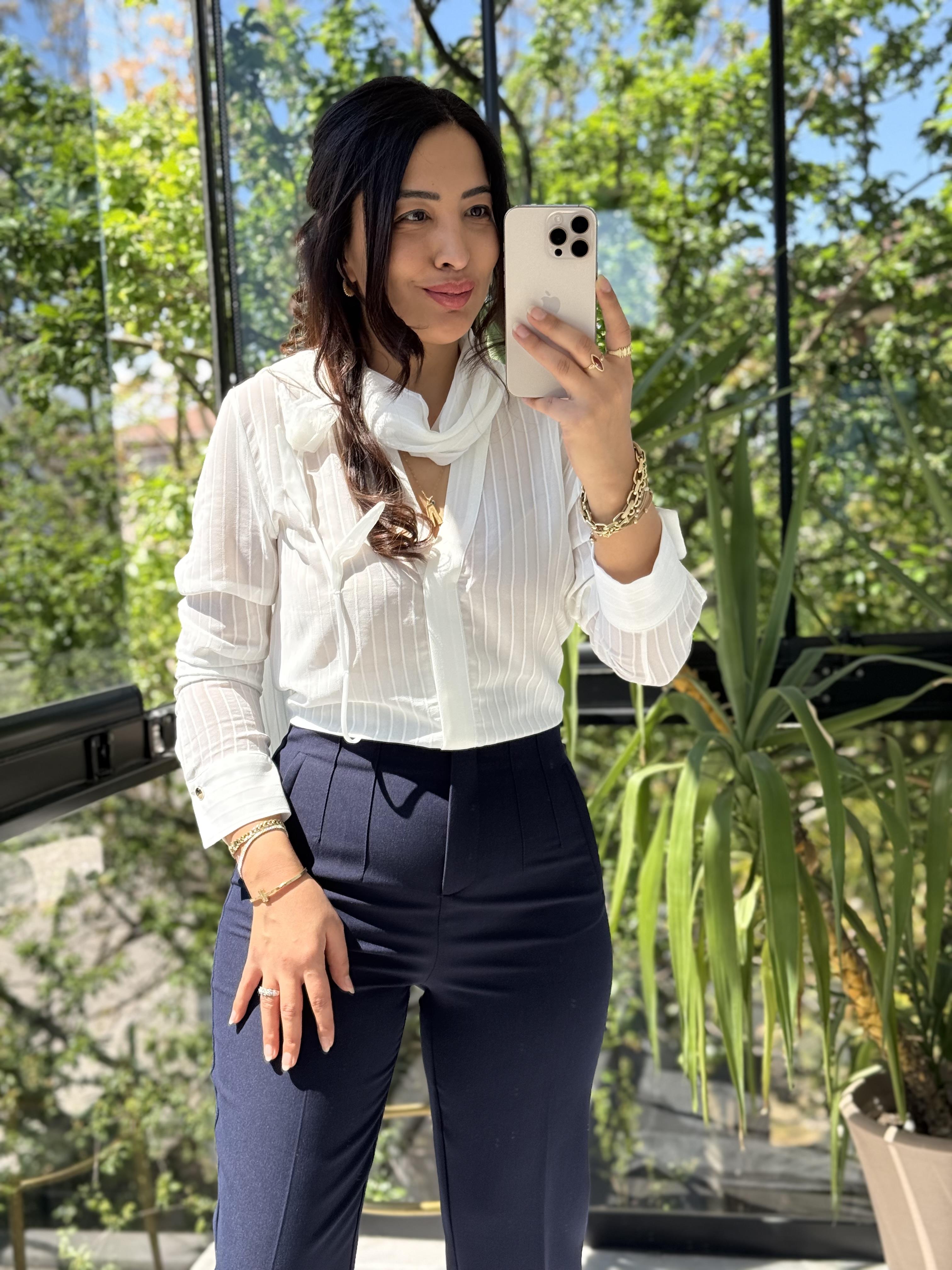 Gül ve fular Detaylı Bluz Ekru