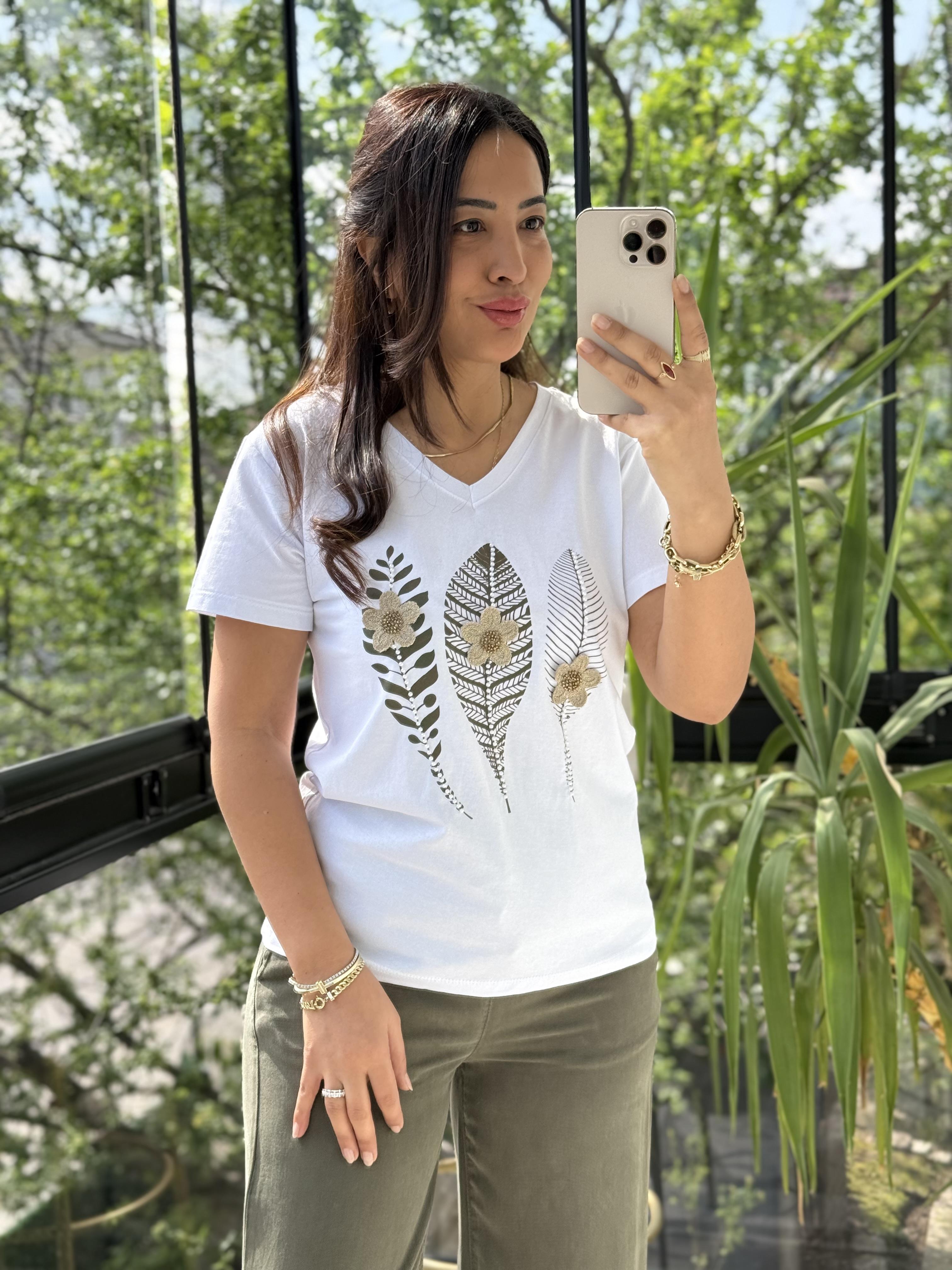 Önü Motif Yapraklı Tişört Beyaz