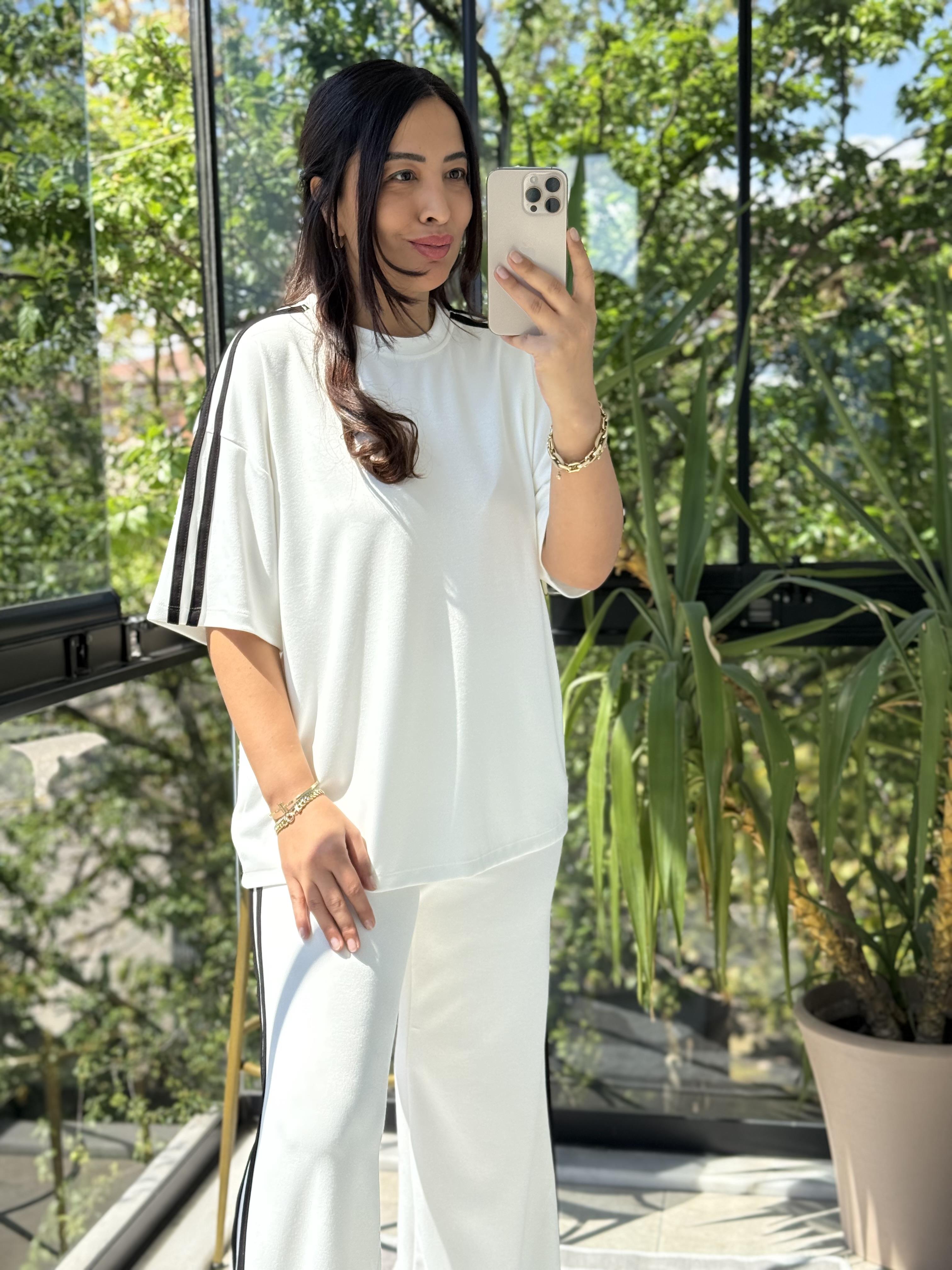 Şerit Detaylı Cool Takım Beyaz