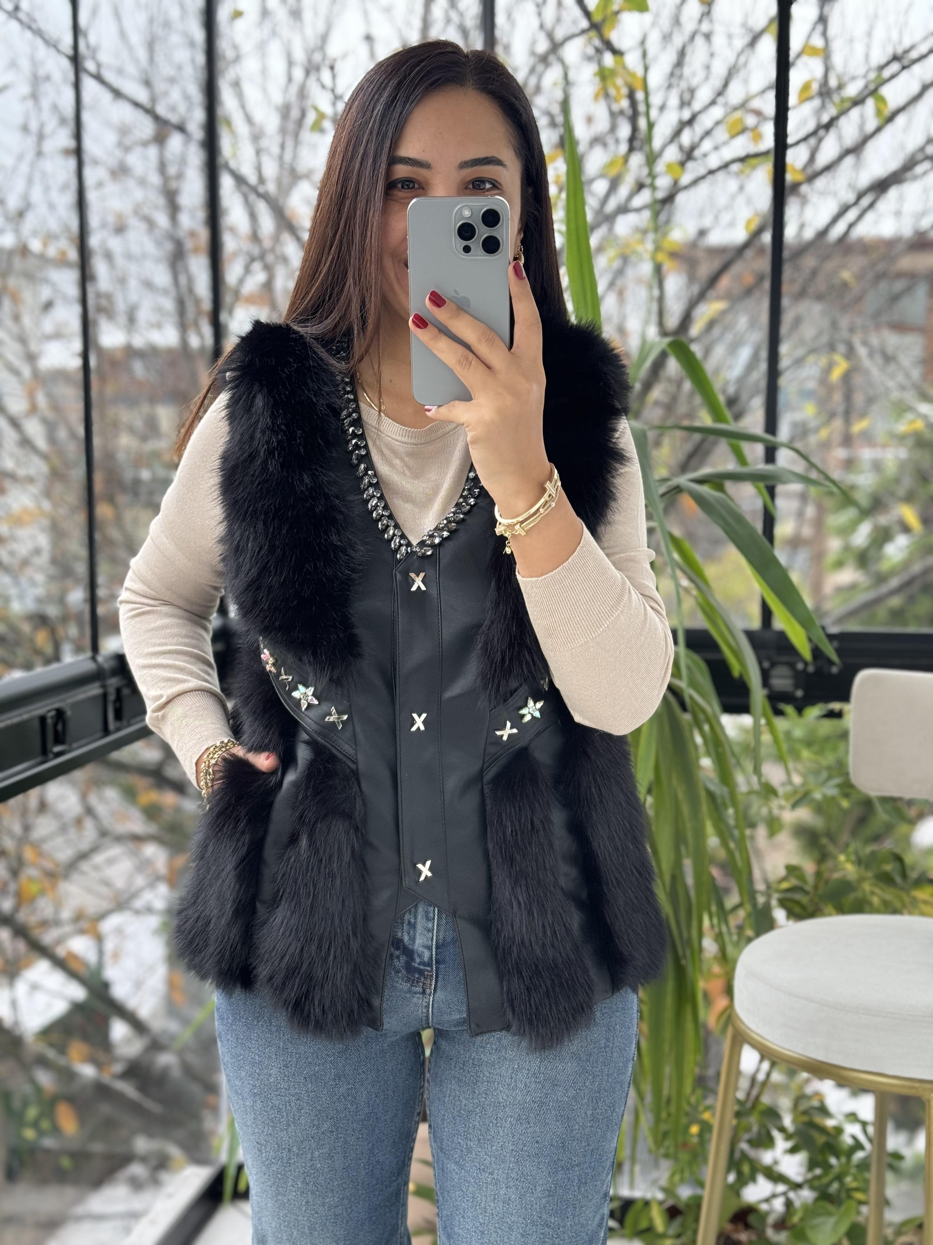 İthal Deri Ve Taş Detaylı Kürklü Yelek Siyah