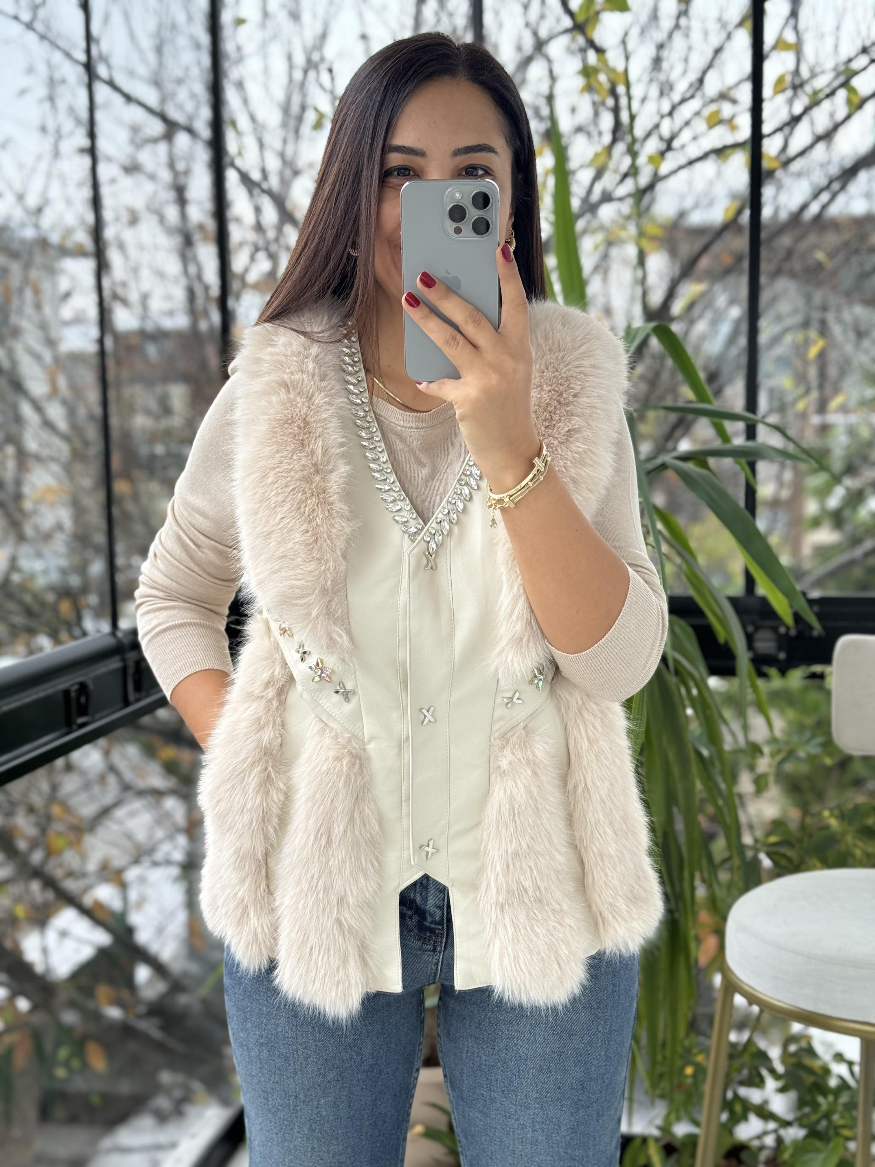 İthal Deri Ve Taş Detaylı Kürklü Yelek Bej