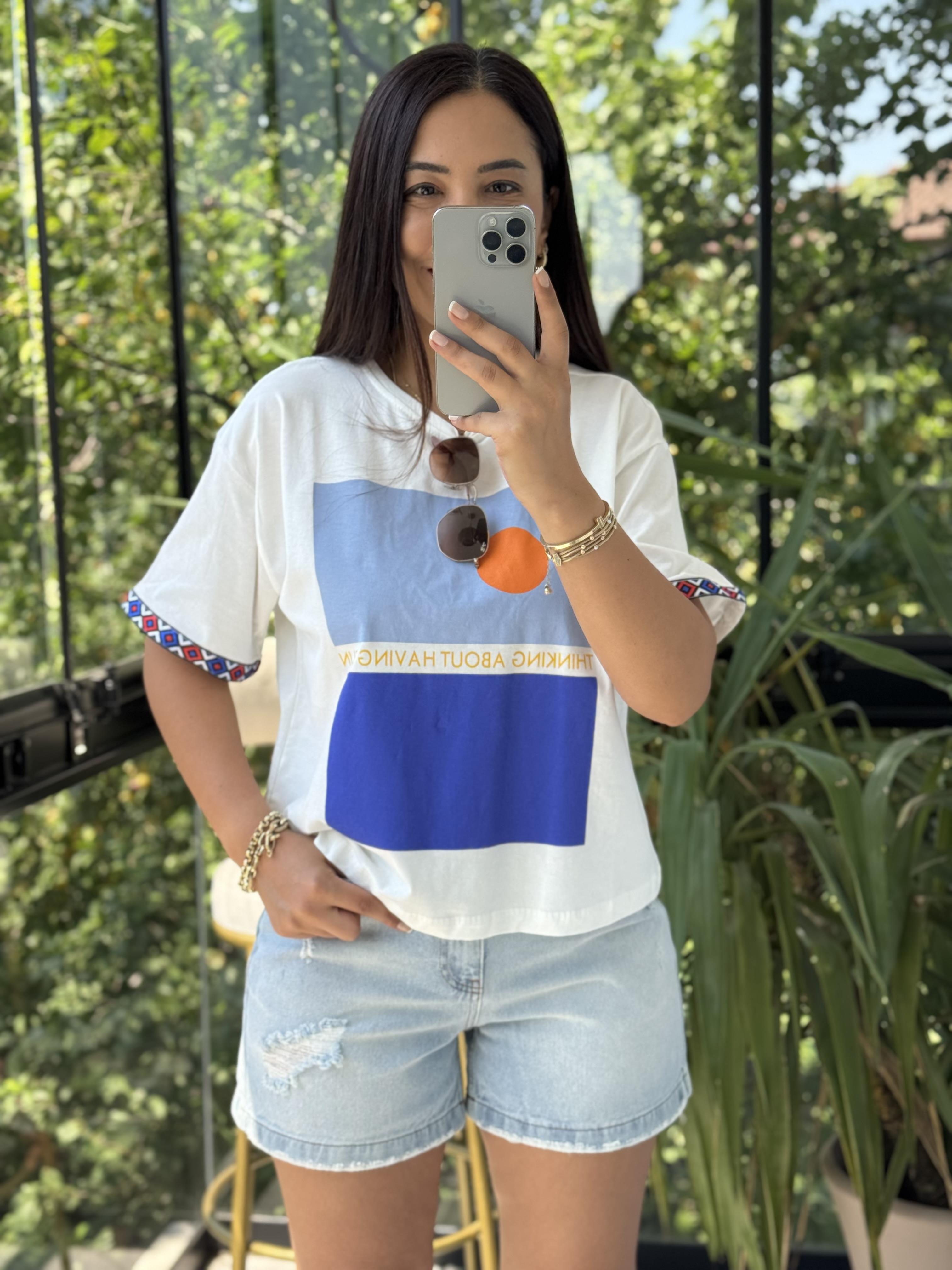 Kolu Nakışlı Basklı Tişört Beyaz