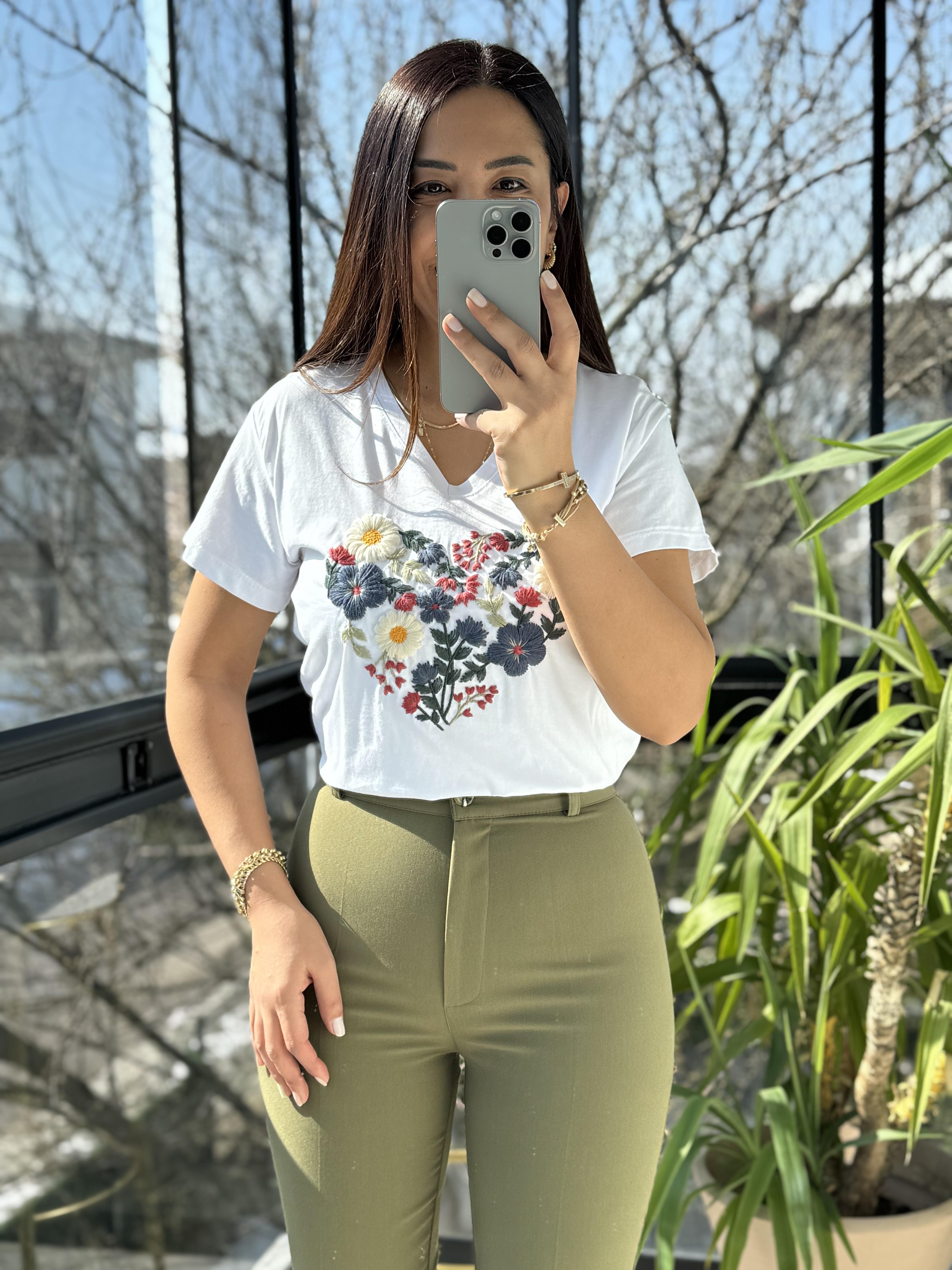 Pamuklu Tişört Çiçek Nakışlı