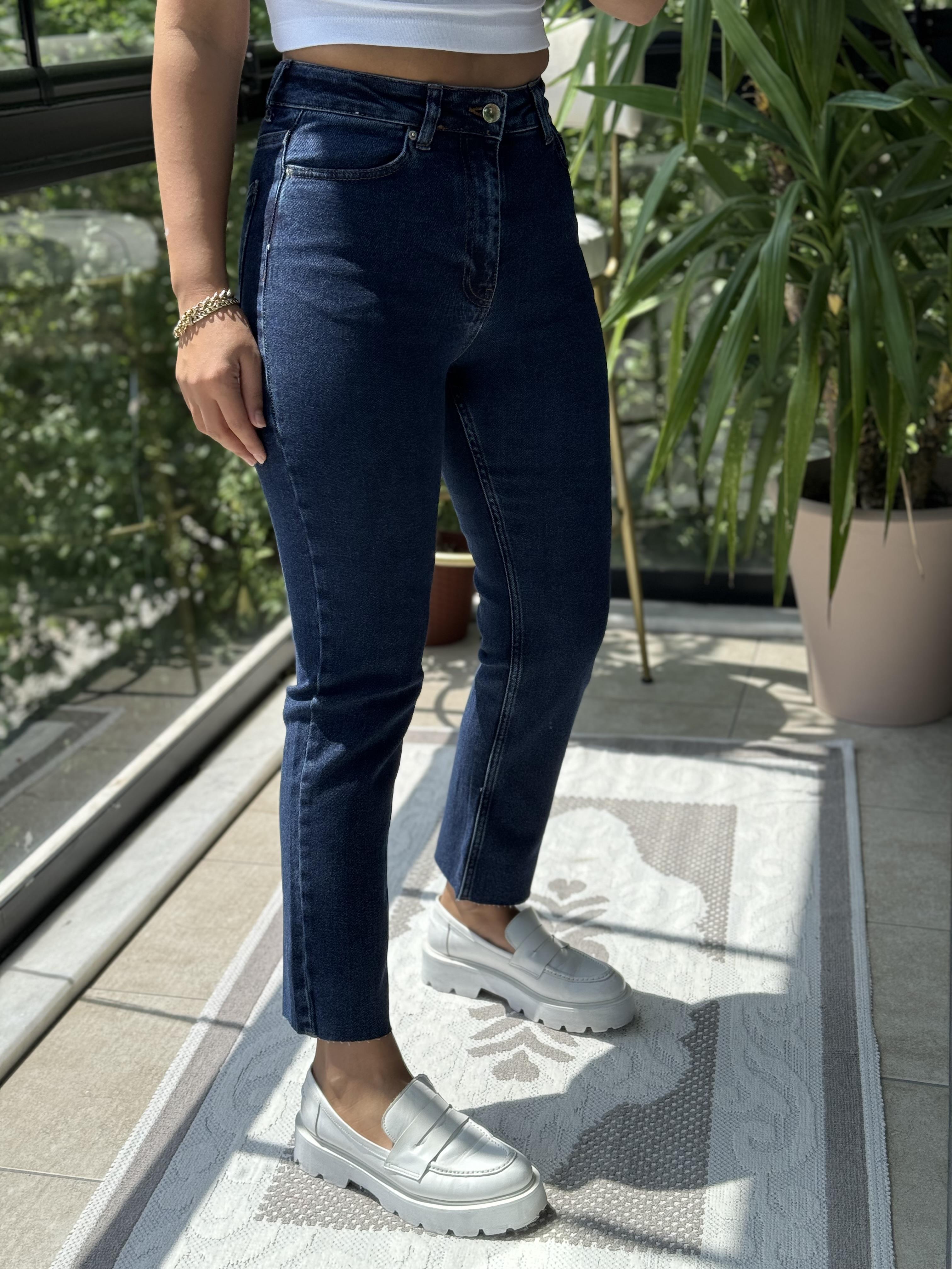 Premium Kalite Kesik Paça Jean Koyu Düz Lacivert