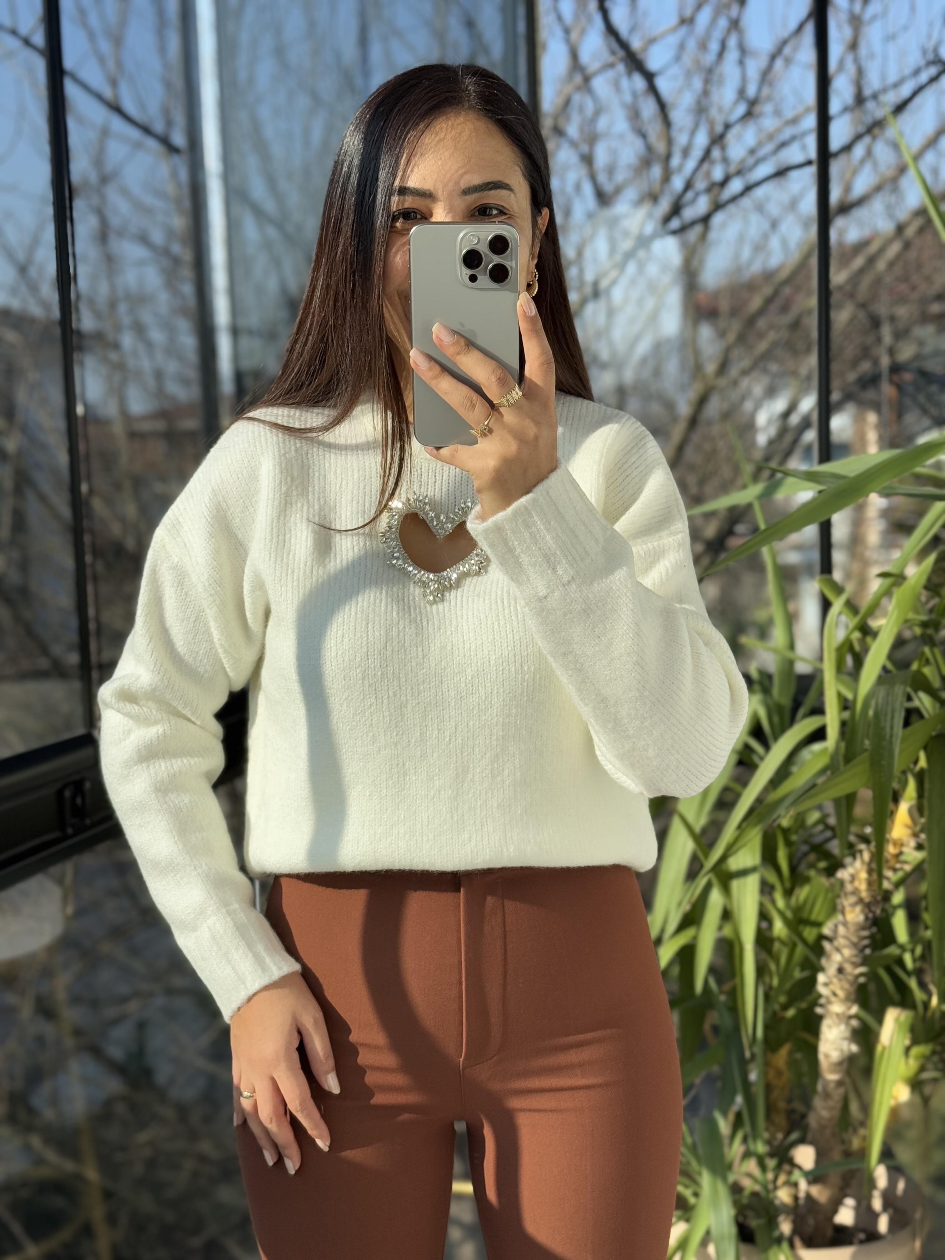 Taşlı Kalp Kazak Ekru