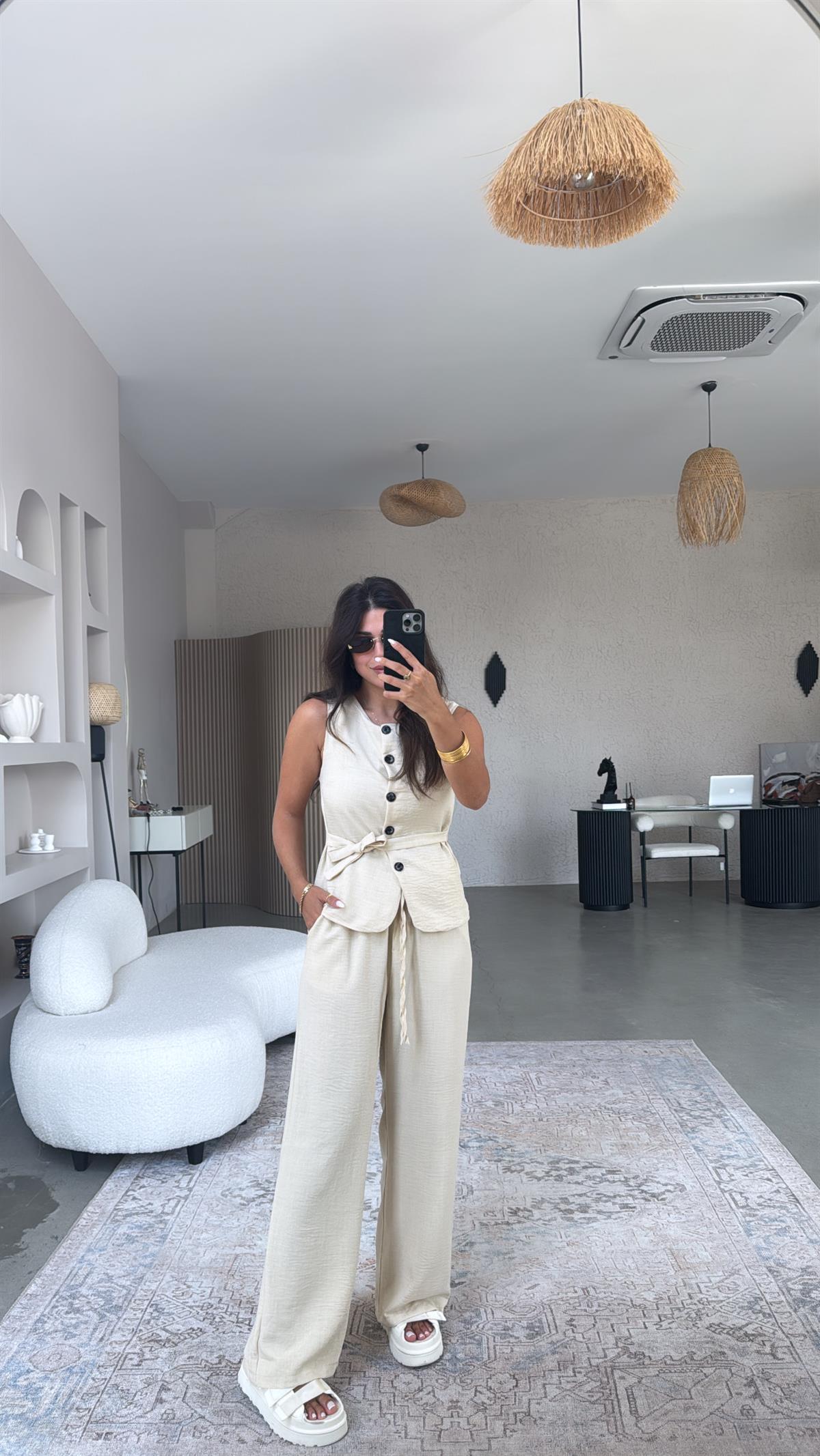 Bej Düğmeli Yelekli Takım