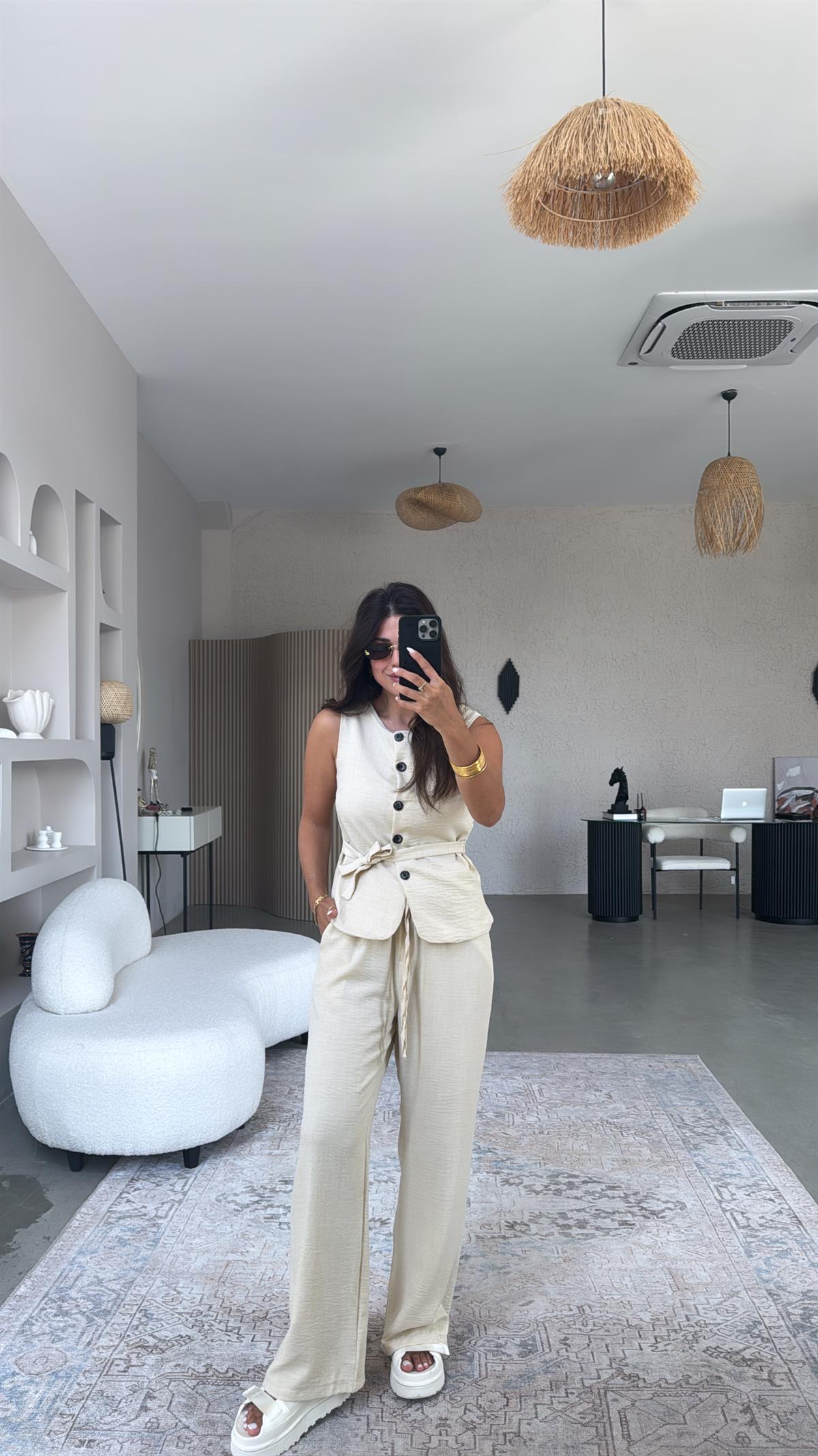 Bej Düğmeli Yelekli Takım