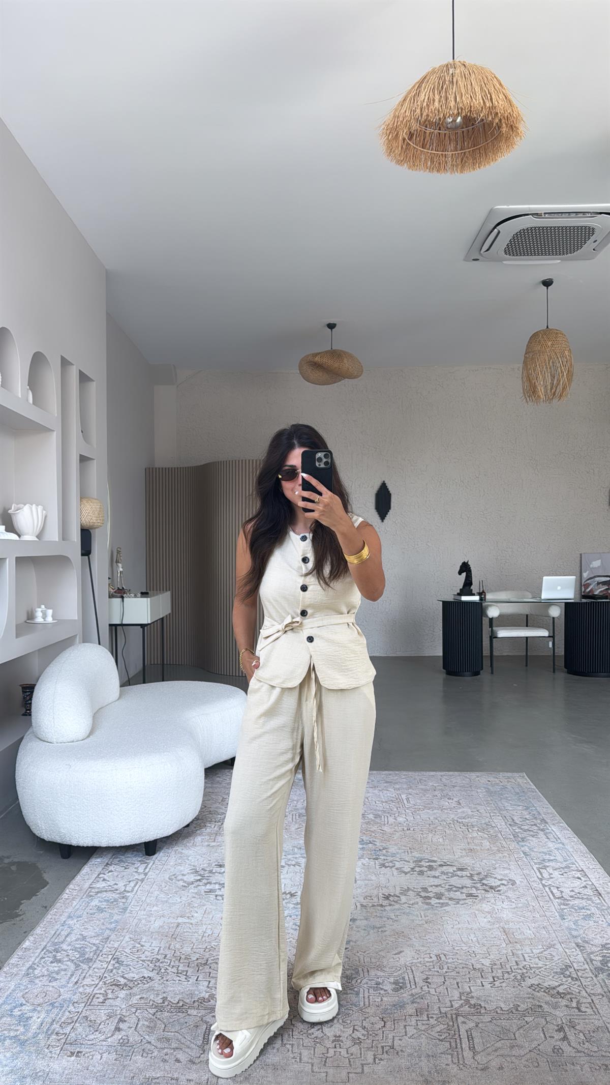 Bej Düğmeli Yelekli Takım