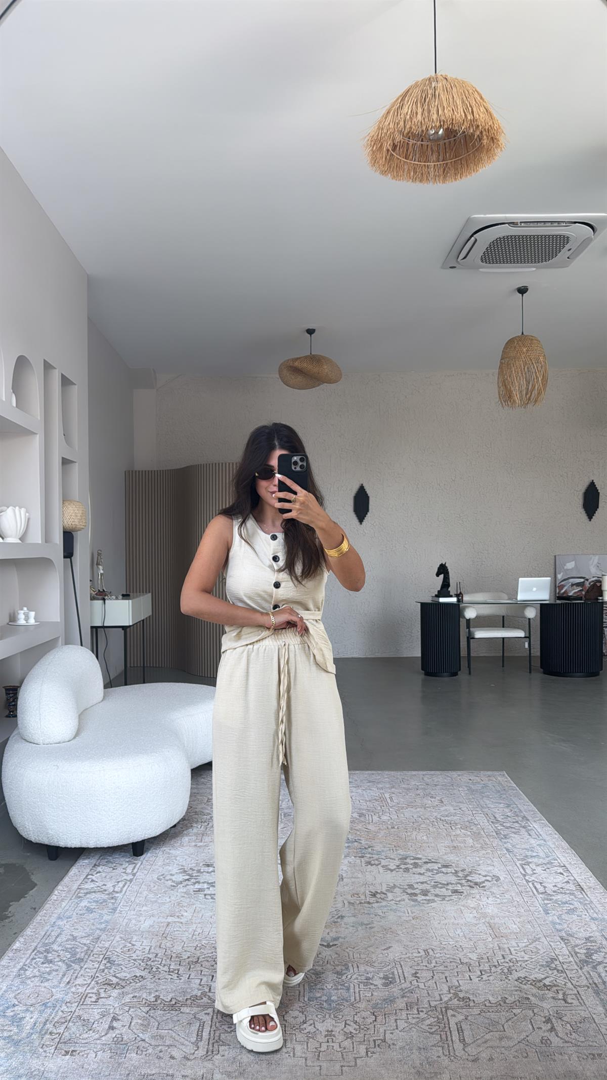 Bej Düğmeli Yelekli Takım