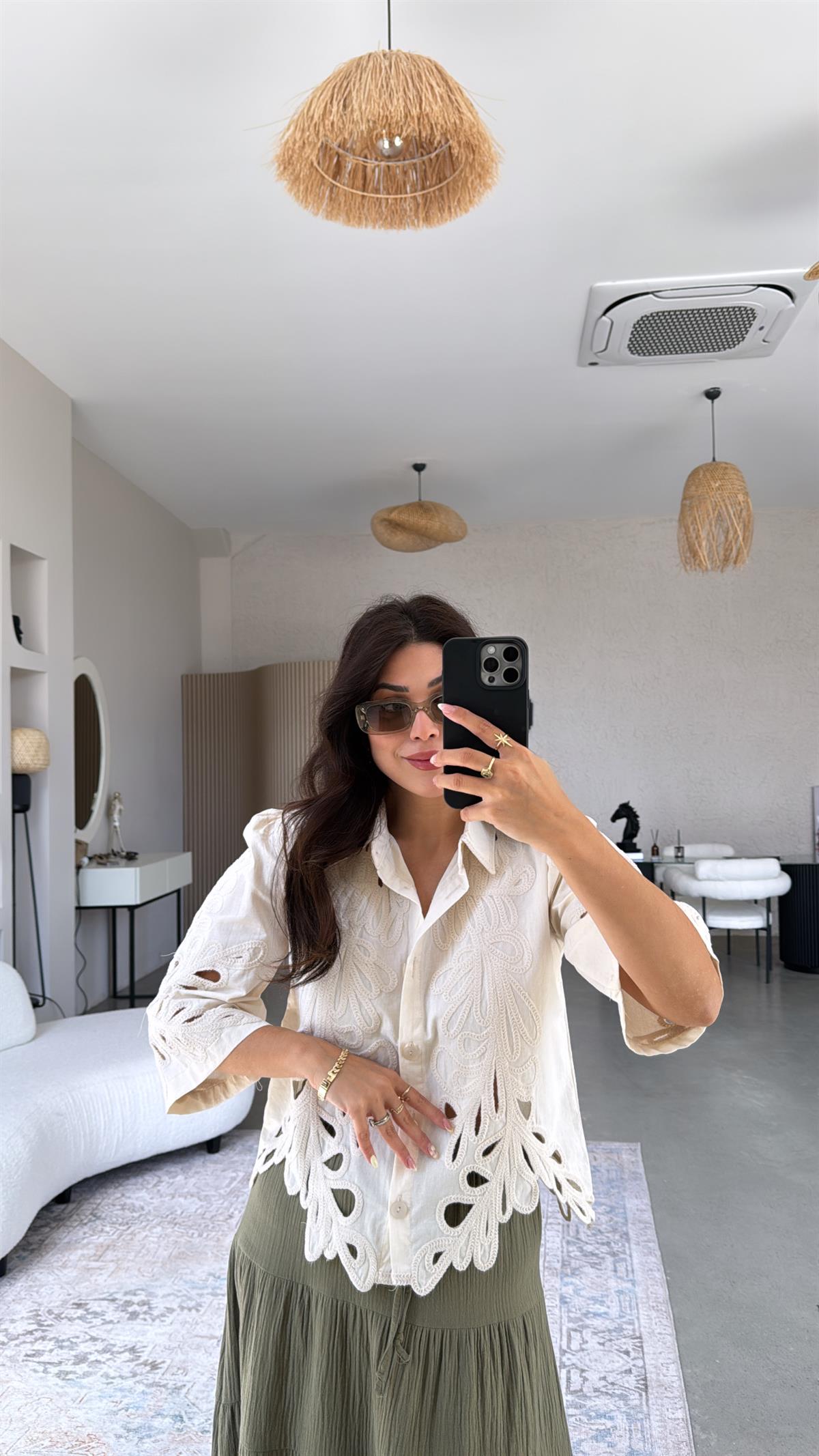 Bej İşlemeli Keten Gömlek