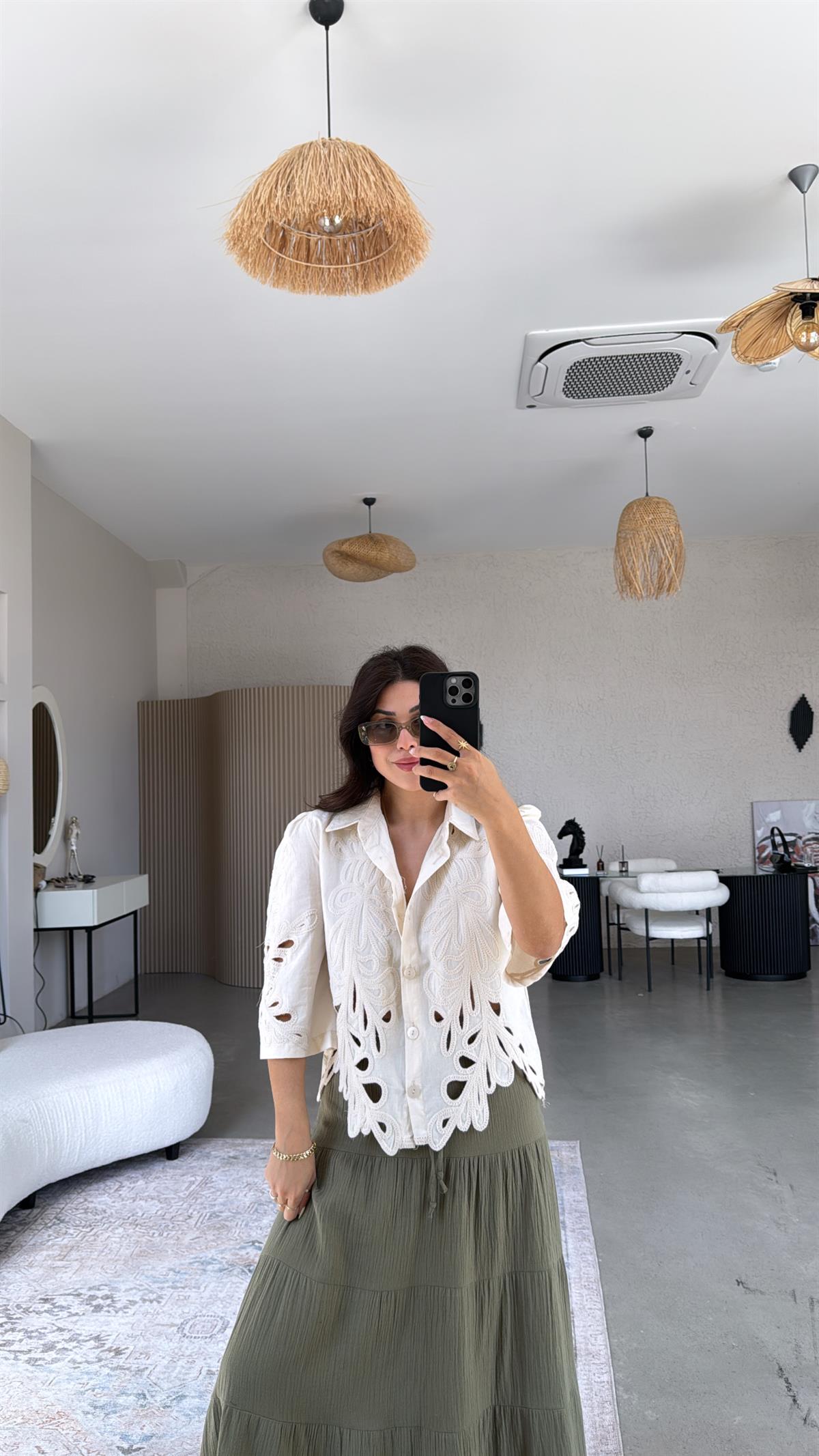 Bej İşlemeli Keten Gömlek