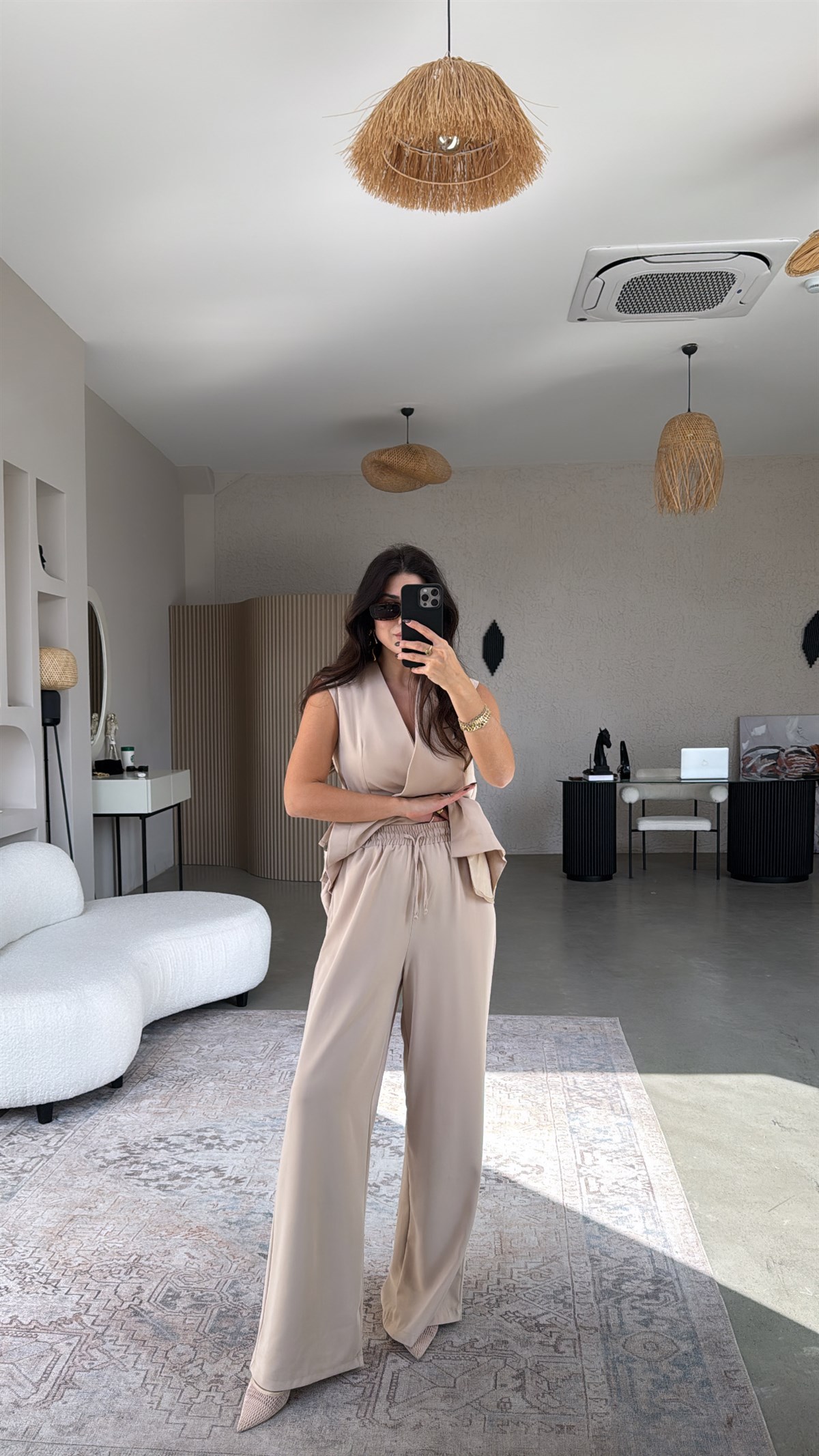 Bej Kruvaze Yelekli Ve Pantolonlu Dökümlü Krep Kumaş Takım