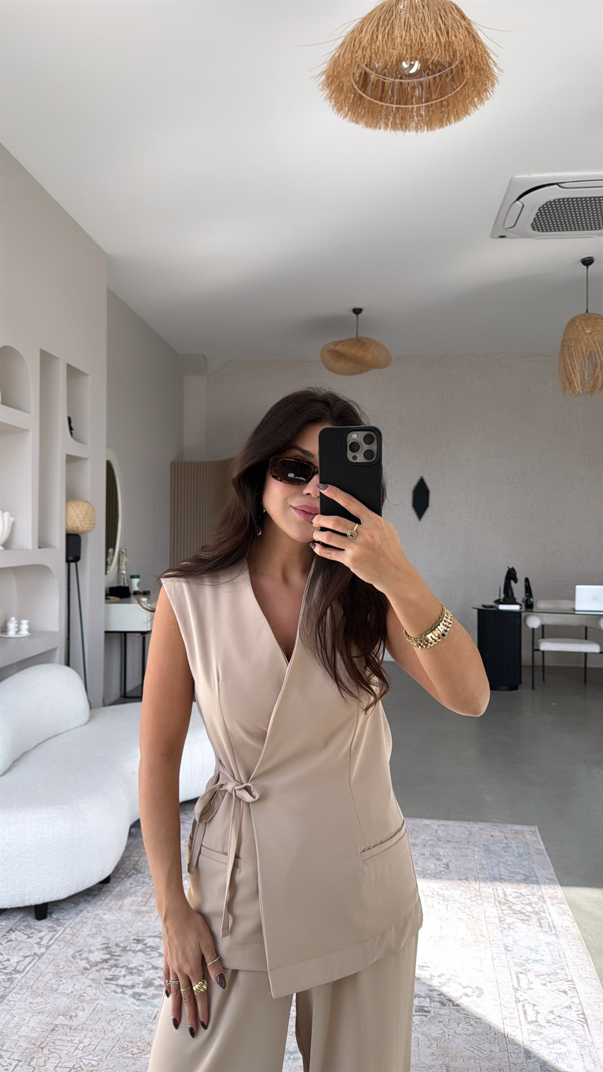 Bej Kruvaze Yelekli Ve Pantolonlu Dökümlü Krep Kumaş Takım