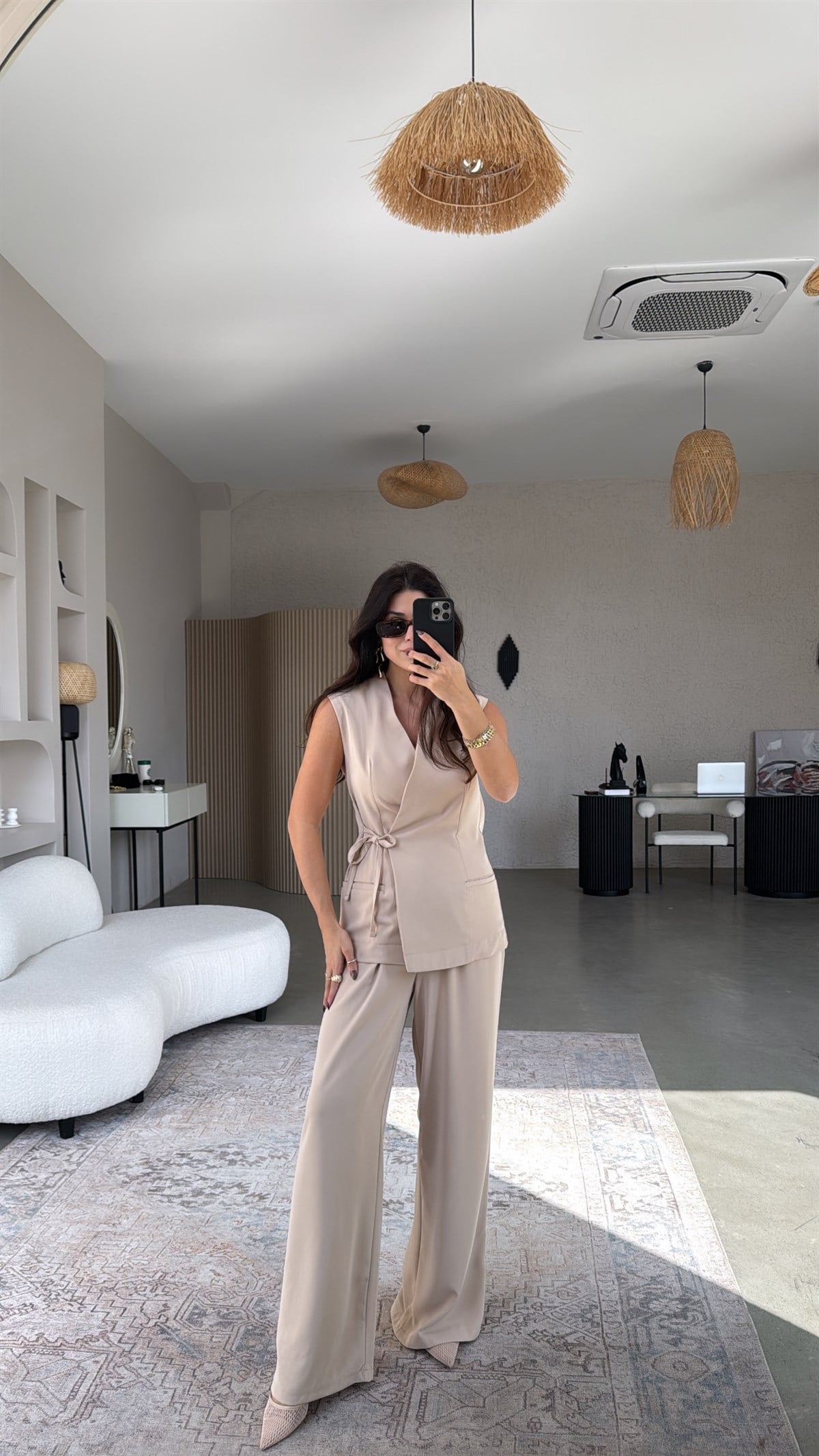 Bej Kruvaze Yelekli Ve Pantolonlu Dökümlü Krep Kumaş Takım