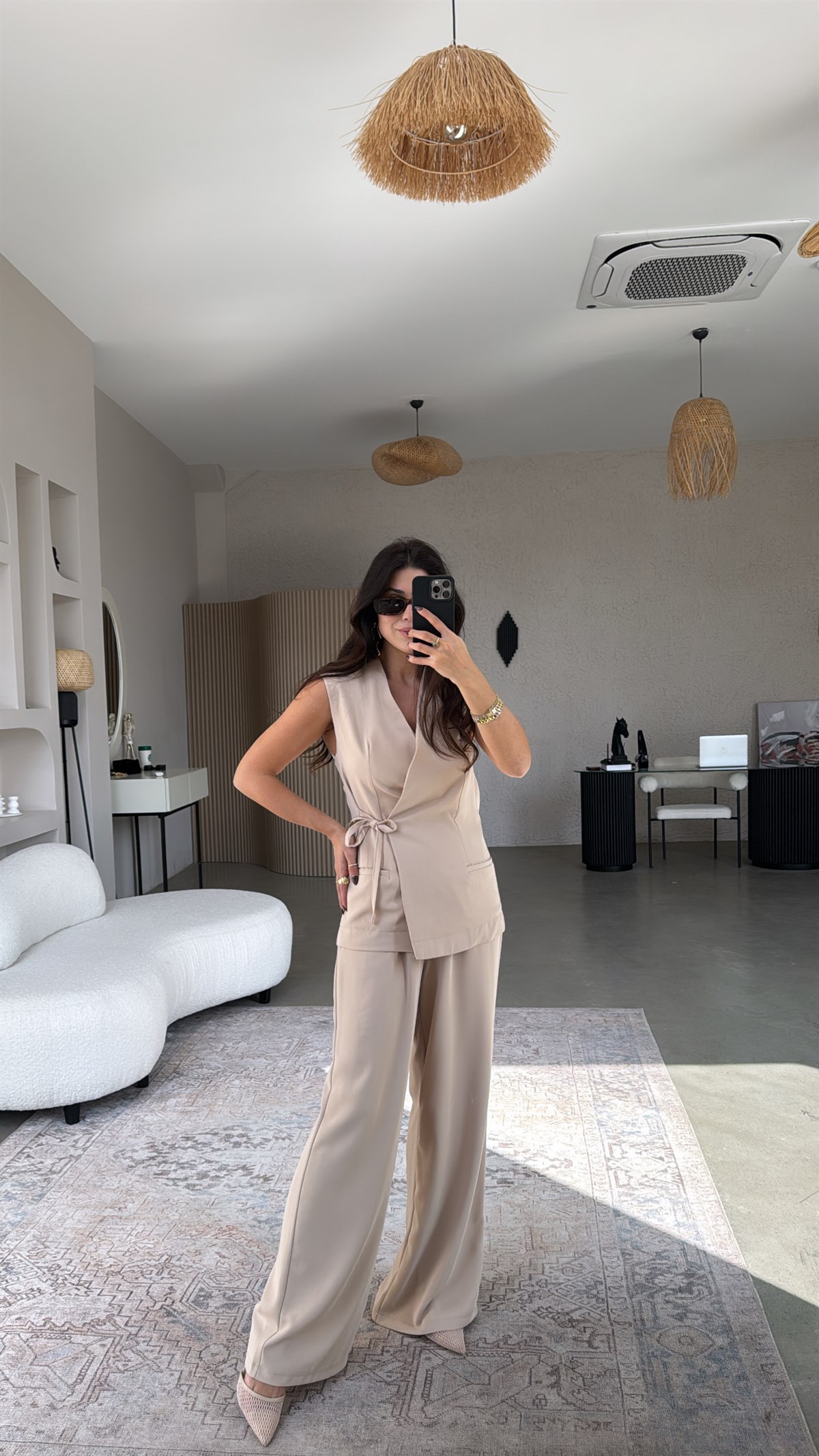 Bej Kruvaze Yelekli Ve Pantolonlu Dökümlü Krep Kumaş Takım