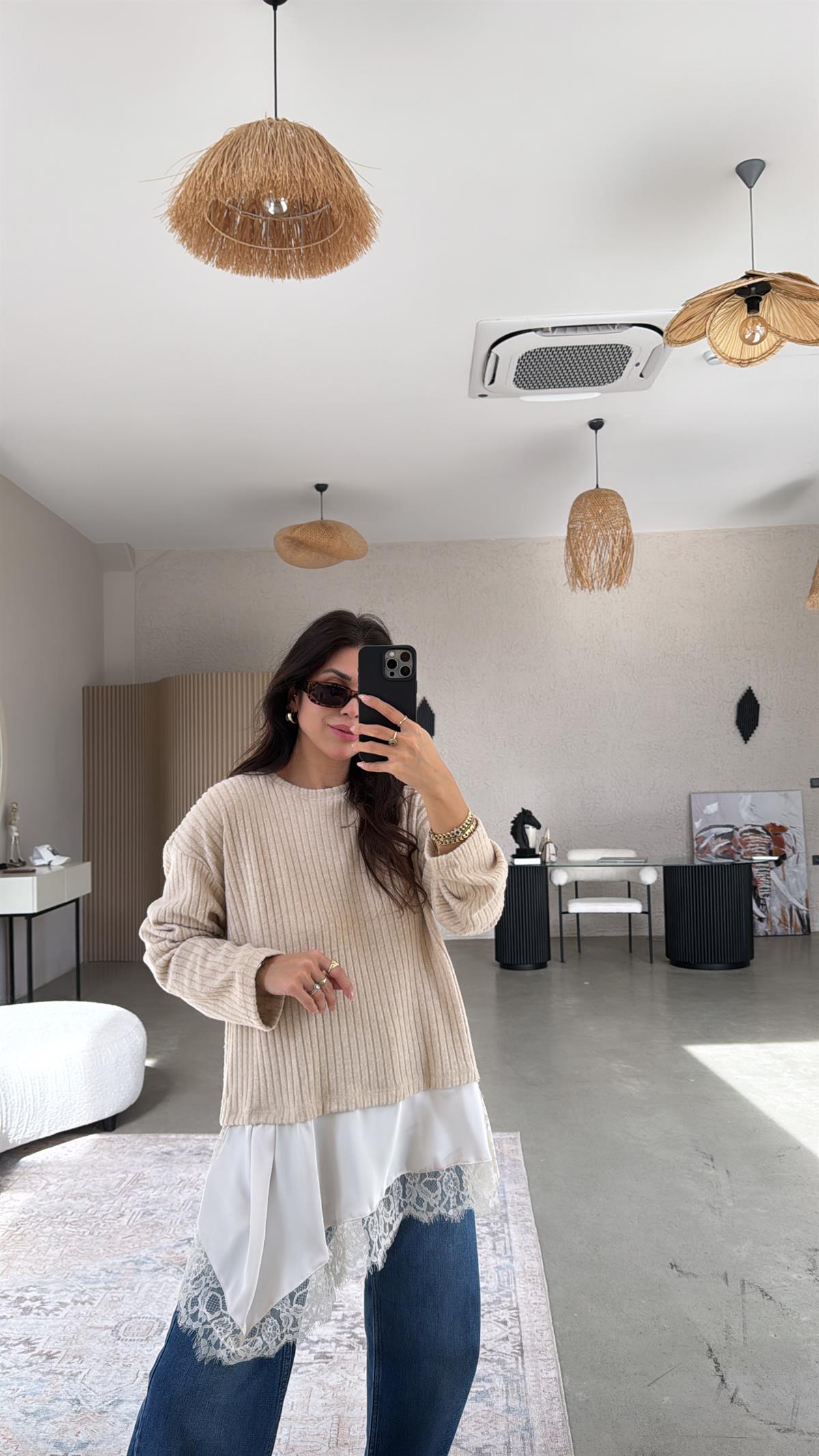 Bej Saten Dantel Detaylı ZR Model Bluz