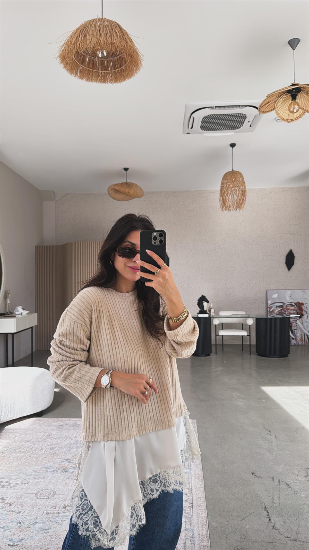 Bej Saten Dantel Detaylı ZR Model Bluz