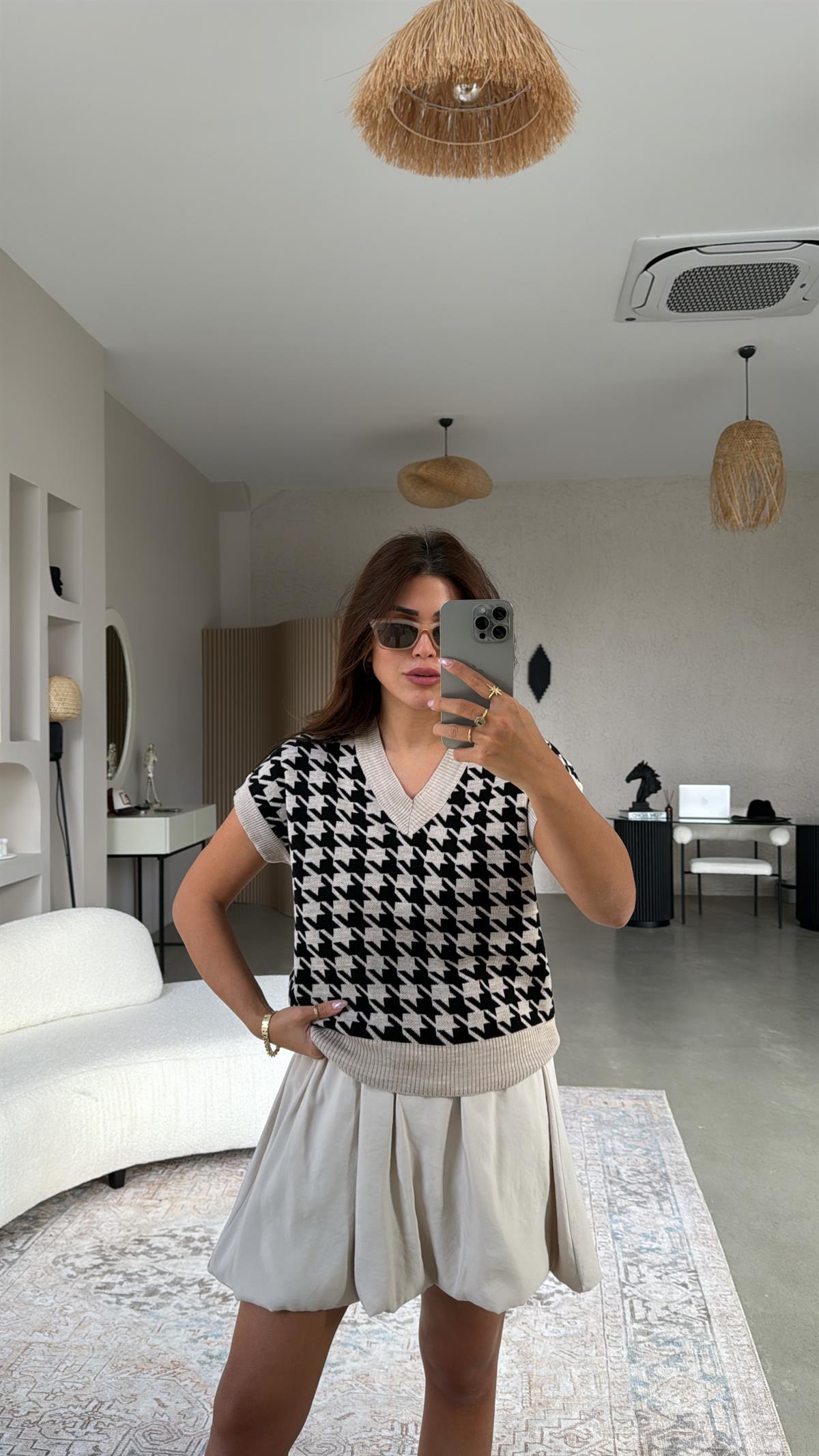 Bej Siyah Kazayağı Desenli Triko Bluz