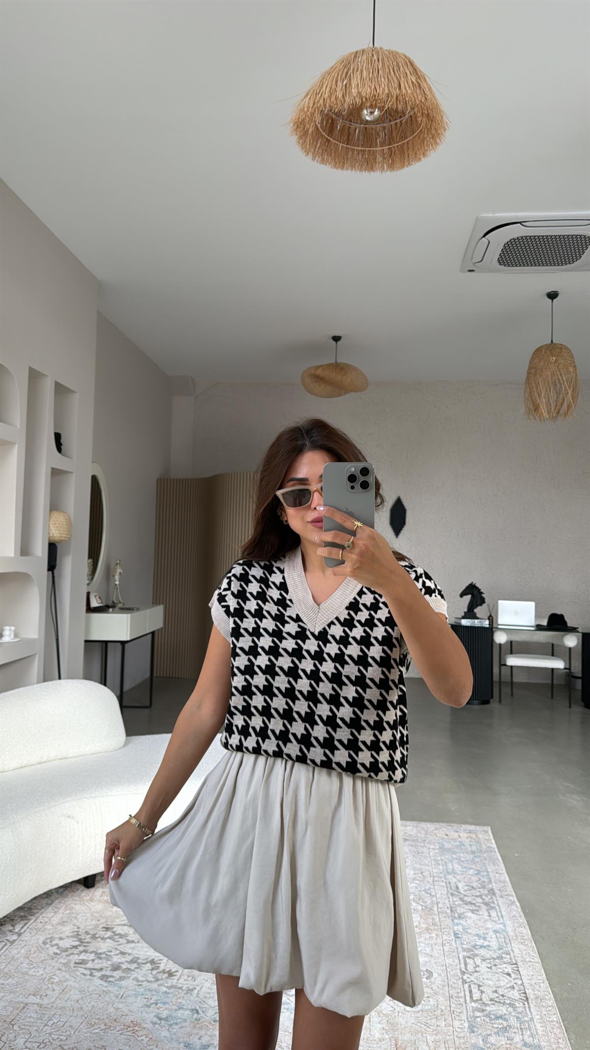 Bej Siyah Kazayağı Desenli Triko Bluz