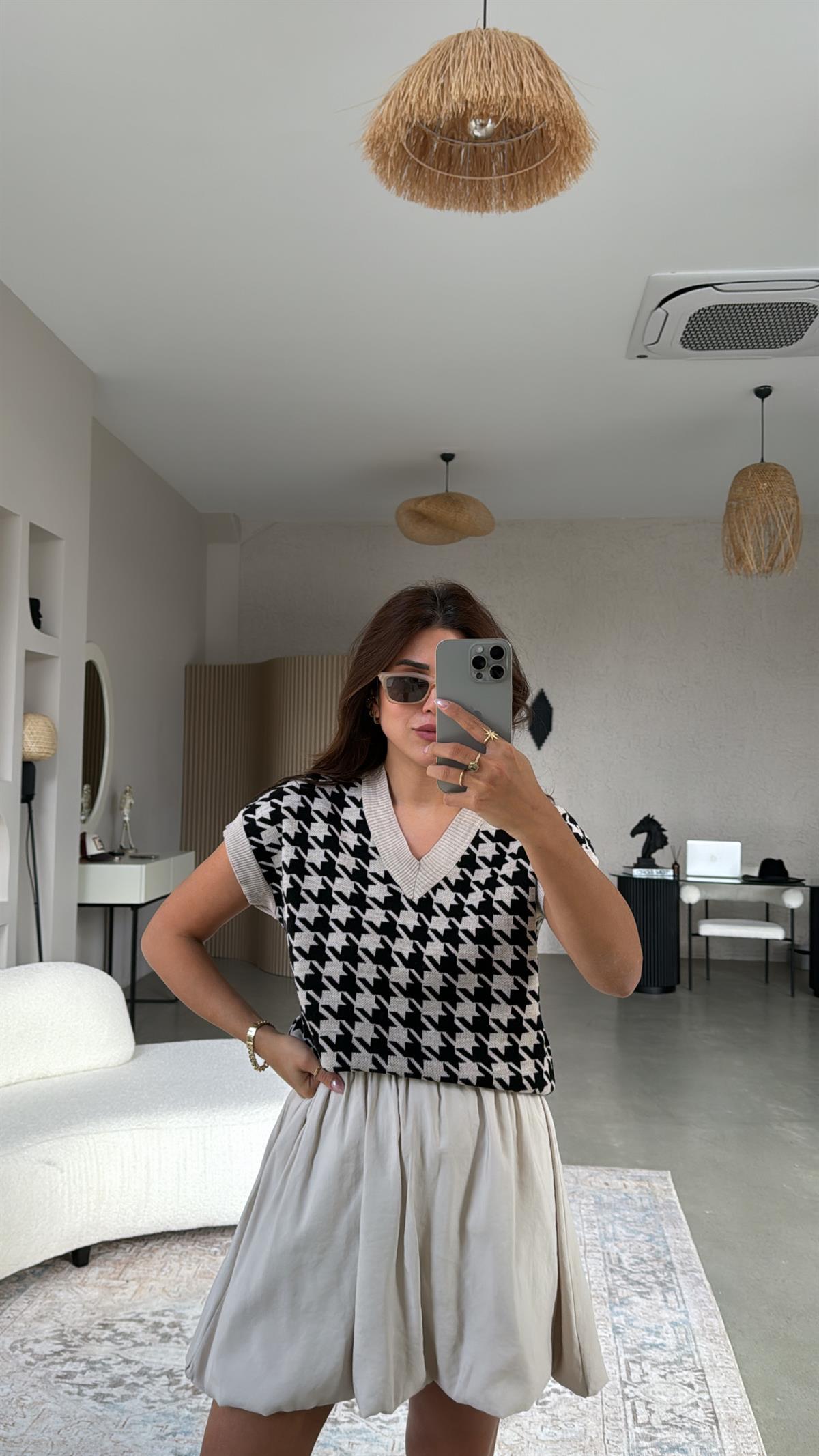 Bej Siyah Kazayağı Desenli Triko Bluz