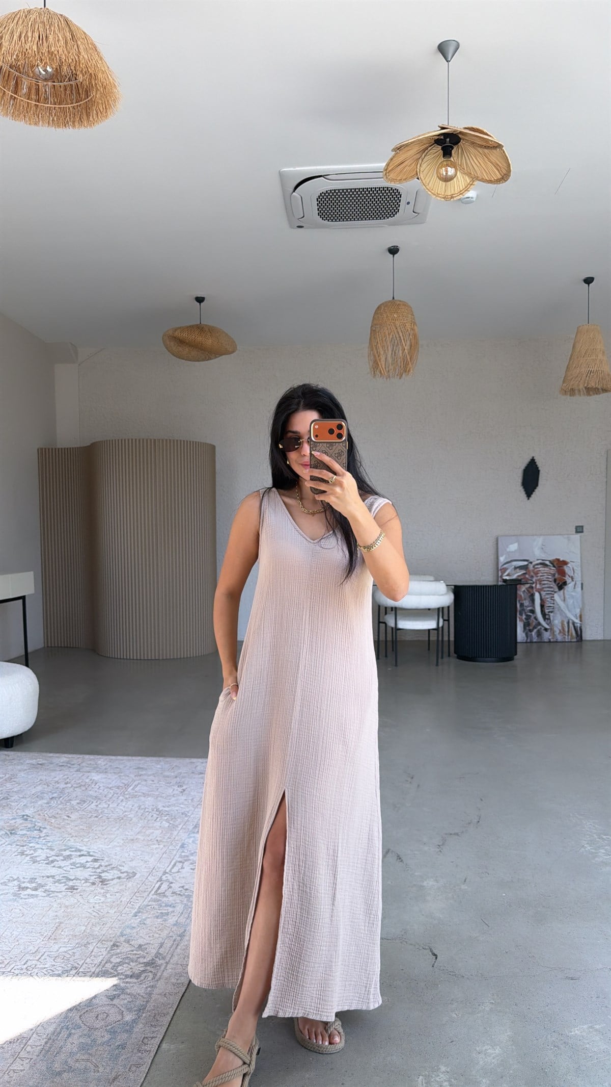 Bej V Yaka Müslin Yırtmaçlı Elbise